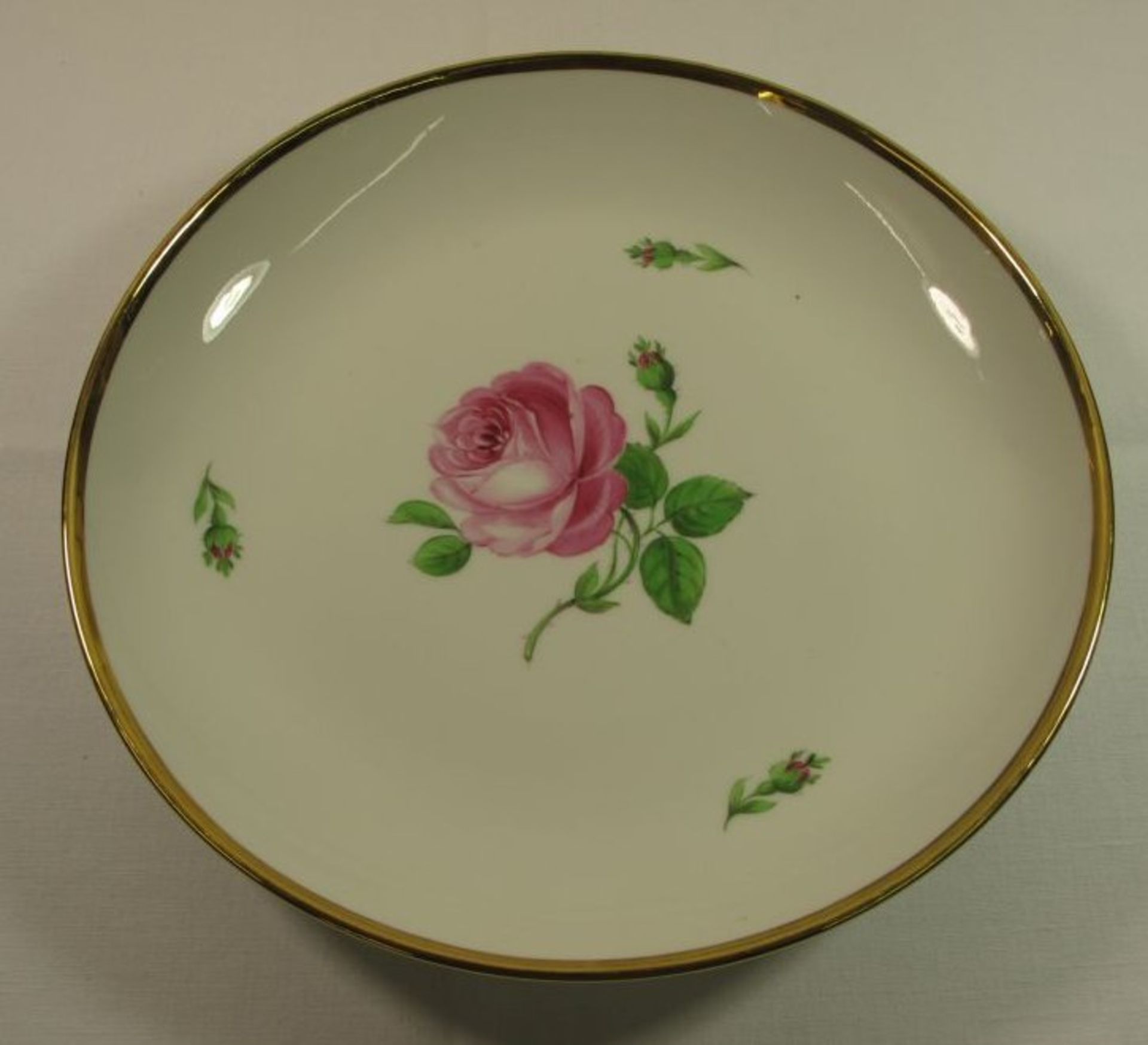 gr. Schale, Meissen Schwertermarke, rote Rose, um 1945, 2 Schleifstriche, D-26,5cm.