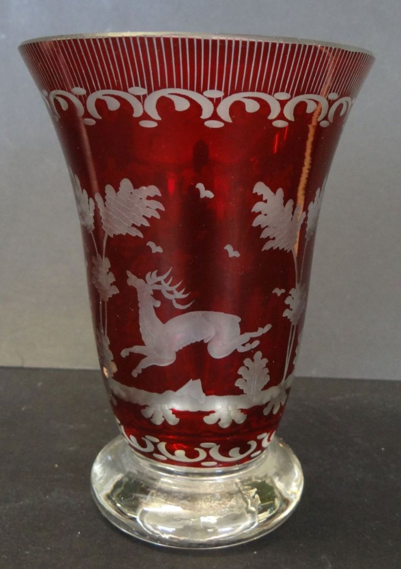 böhmische Rubinglas-Vase mit Barockschliff, H-12,5 c - Bild 2 aus 4
