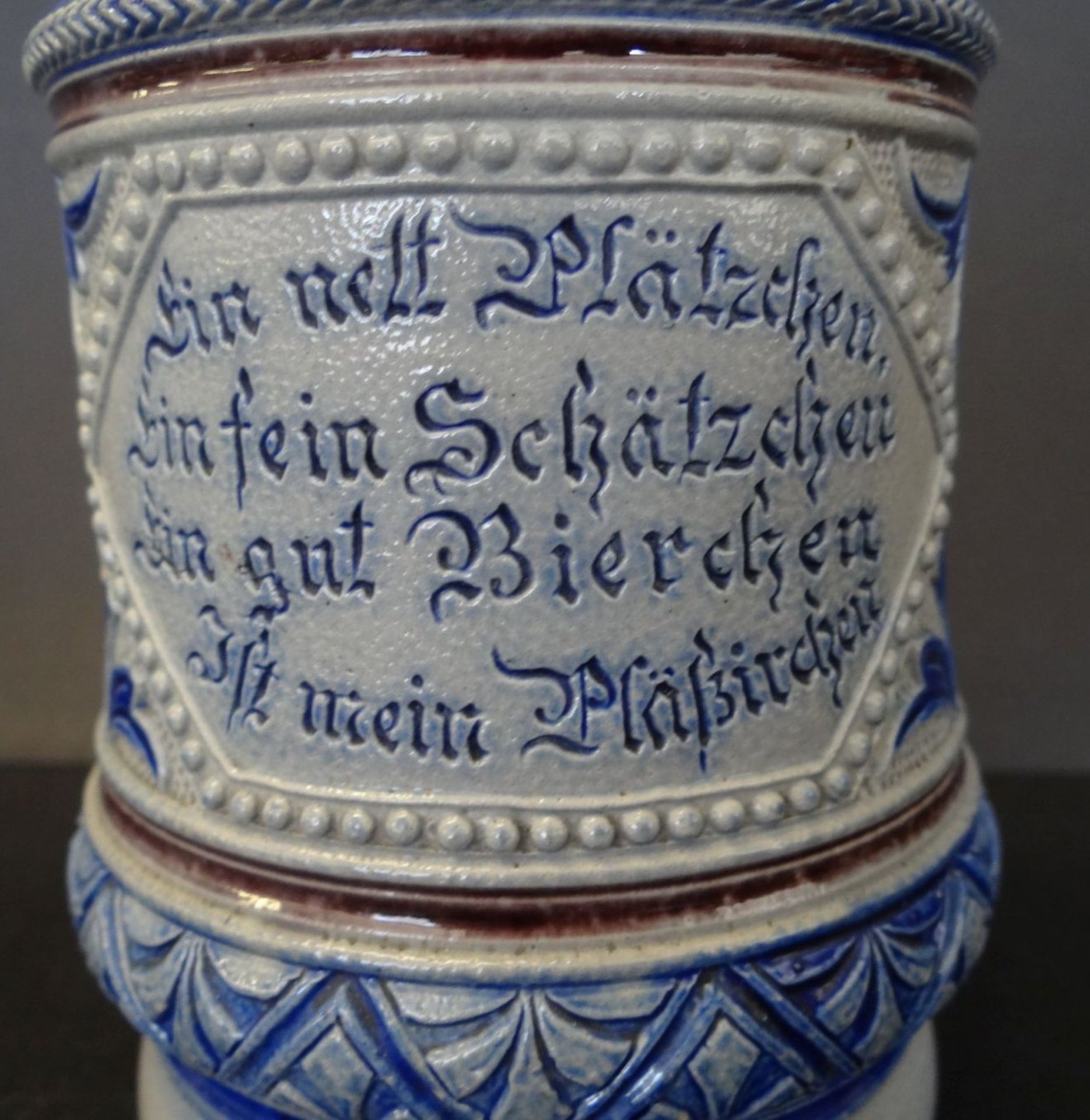 Westerwälder Bierkrug mit Spruch, Zinndeckel, Salzglasur, H-17 c - Bild 3 aus 5