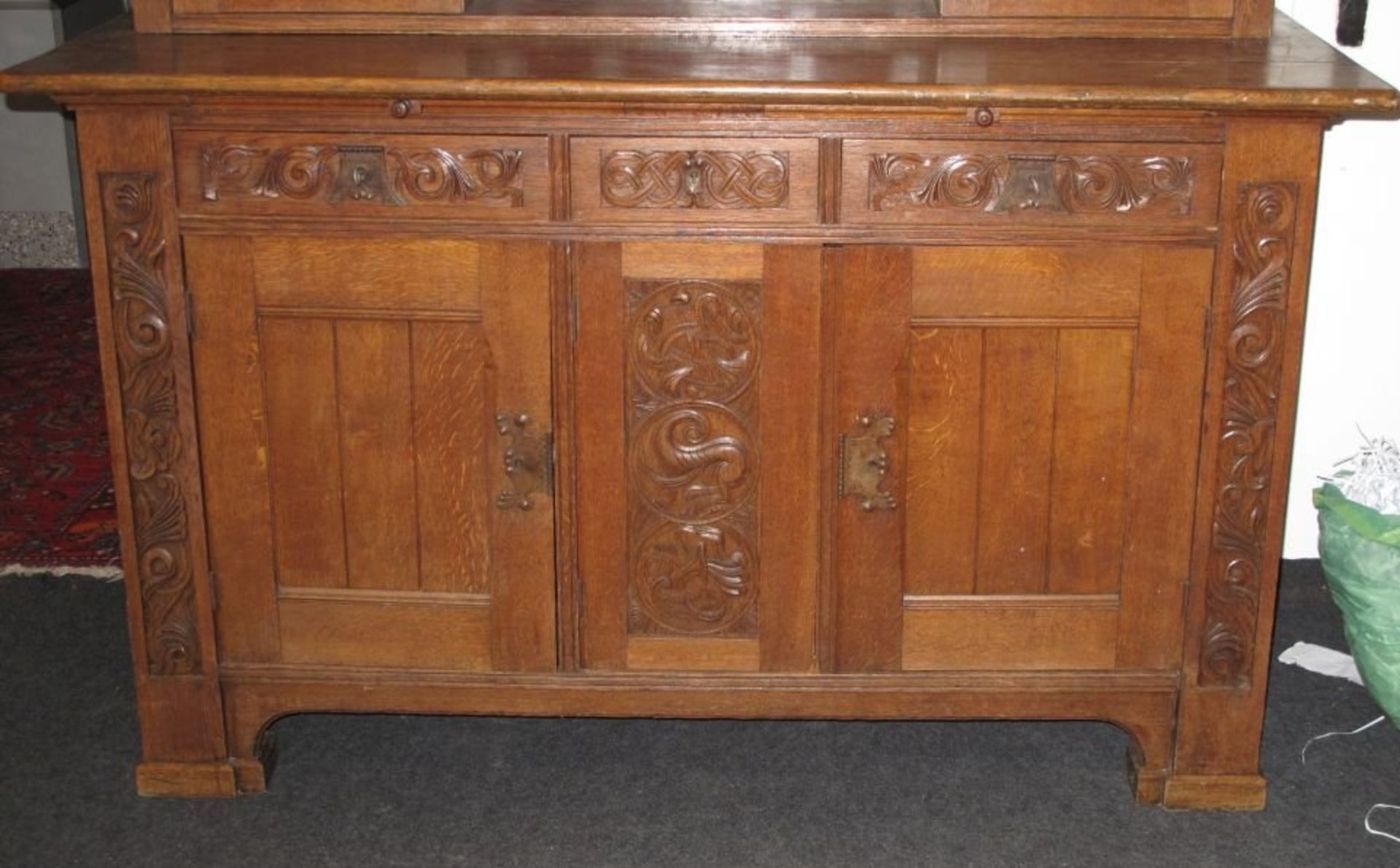 Aufsatzbuffet aus studentischem Zimmer, Türen mit student. Ornamenten, Braunschweig um 1920, H-203cm - Bild 3 aus 5