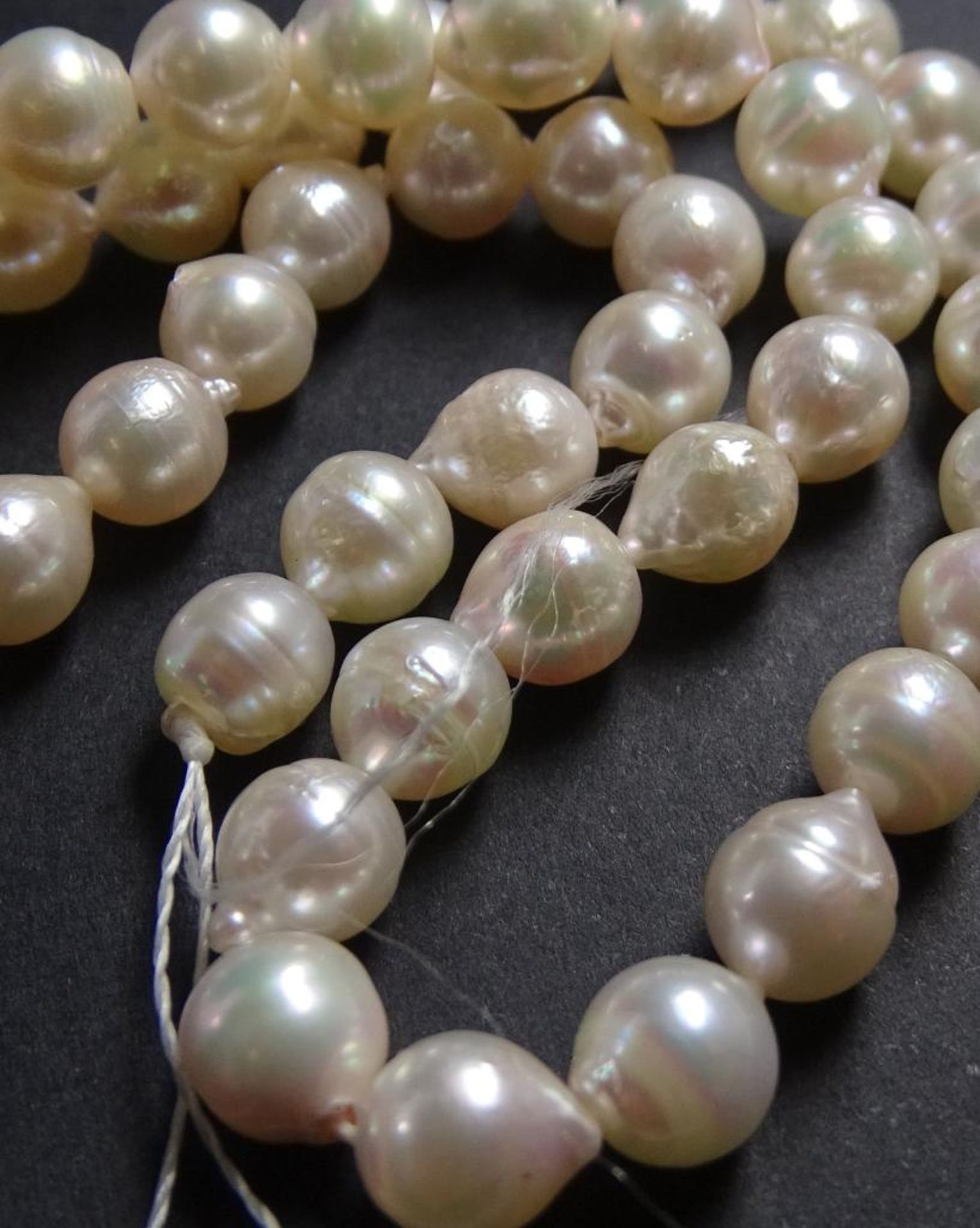 Perlenstrang,L-35,5cm,Perlen d-5,5-5,9mm,Neu und ungetragen aus Juweliersauflösun - Bild 3 aus 3