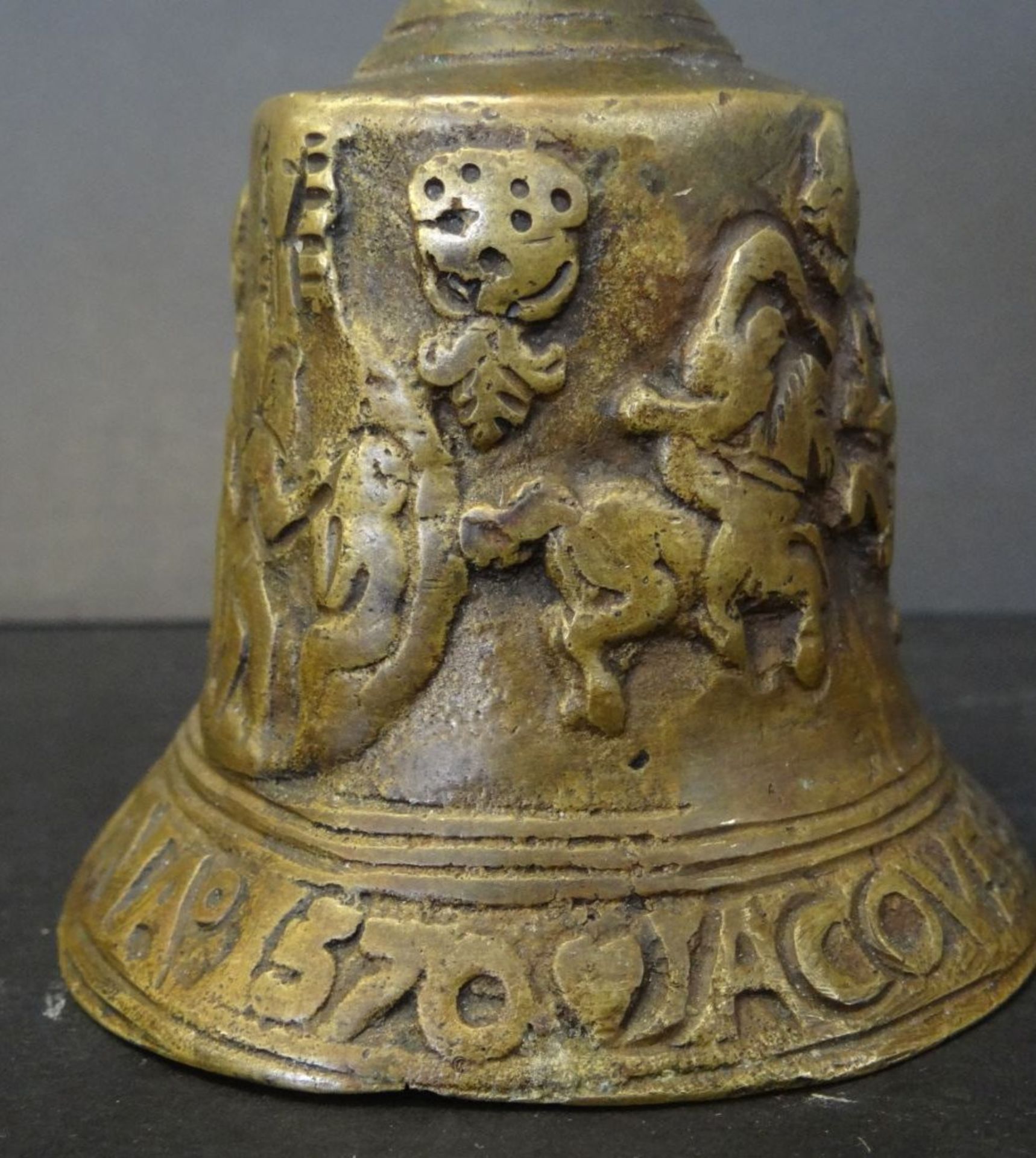 kl. Bronze-Glocke, dat. 1570 ?, H-9,5 cm - Bild 4 aus 5