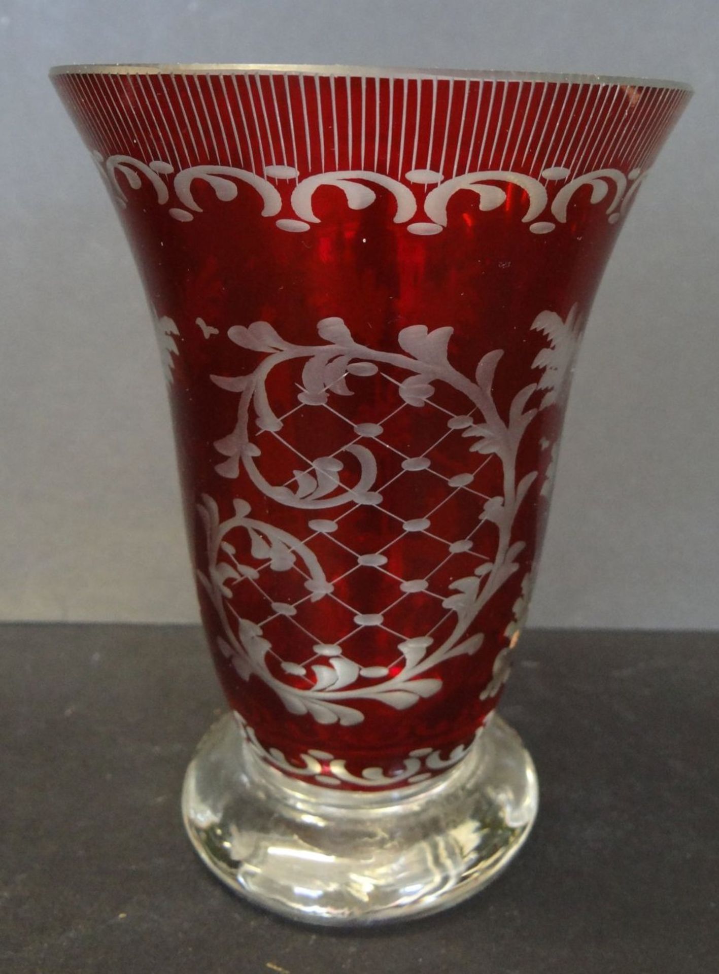böhmische Rubinglas-Vase mit Barockschliff, H-12,5 c
