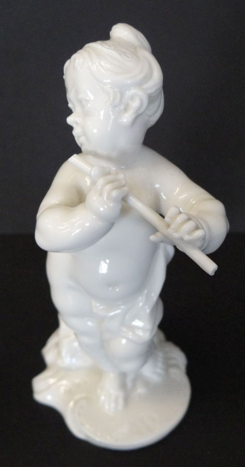 Flötenspielender Putto "Nymphenburg" weiss, H-10 cm, guter Zustan