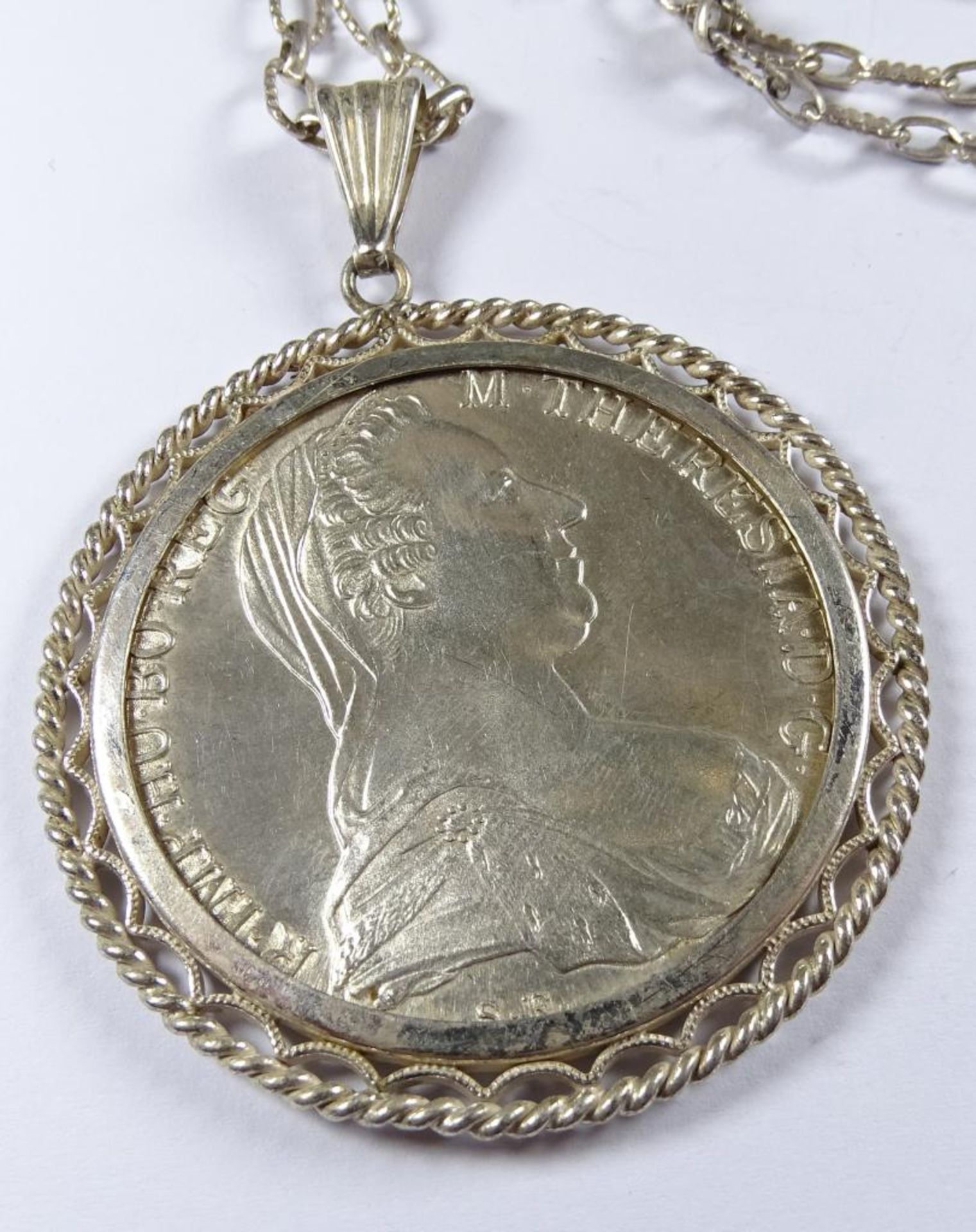 Maria Theresia Thaler in Silberfassung an Kette,Silber -835- zus.44,8gr., - Bild 2 aus 2