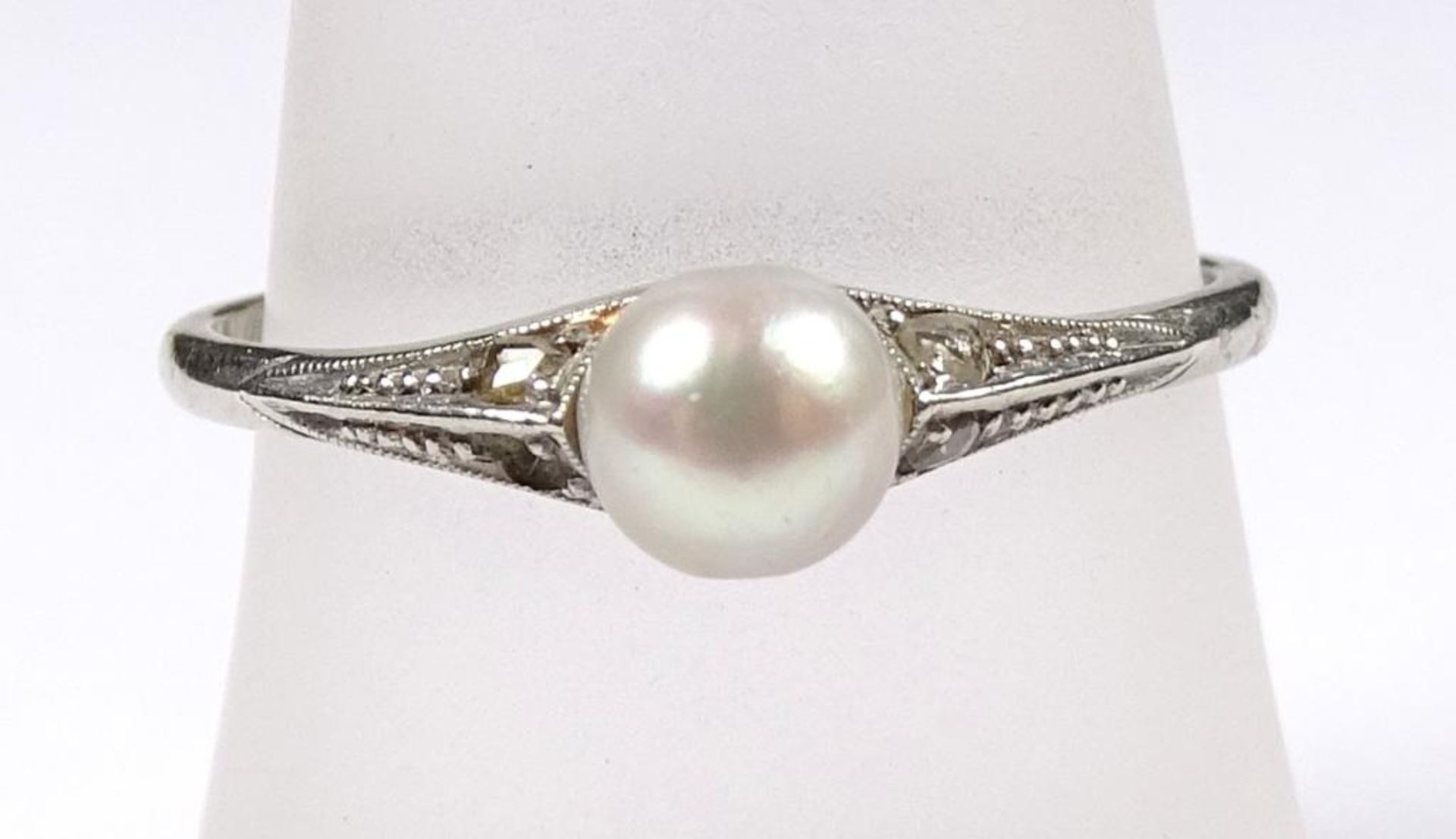 Art Deco Ring mit Zuchtperle und Diamantenrosen WG 585/000, 1,4gr., mit einer 5mm weißen