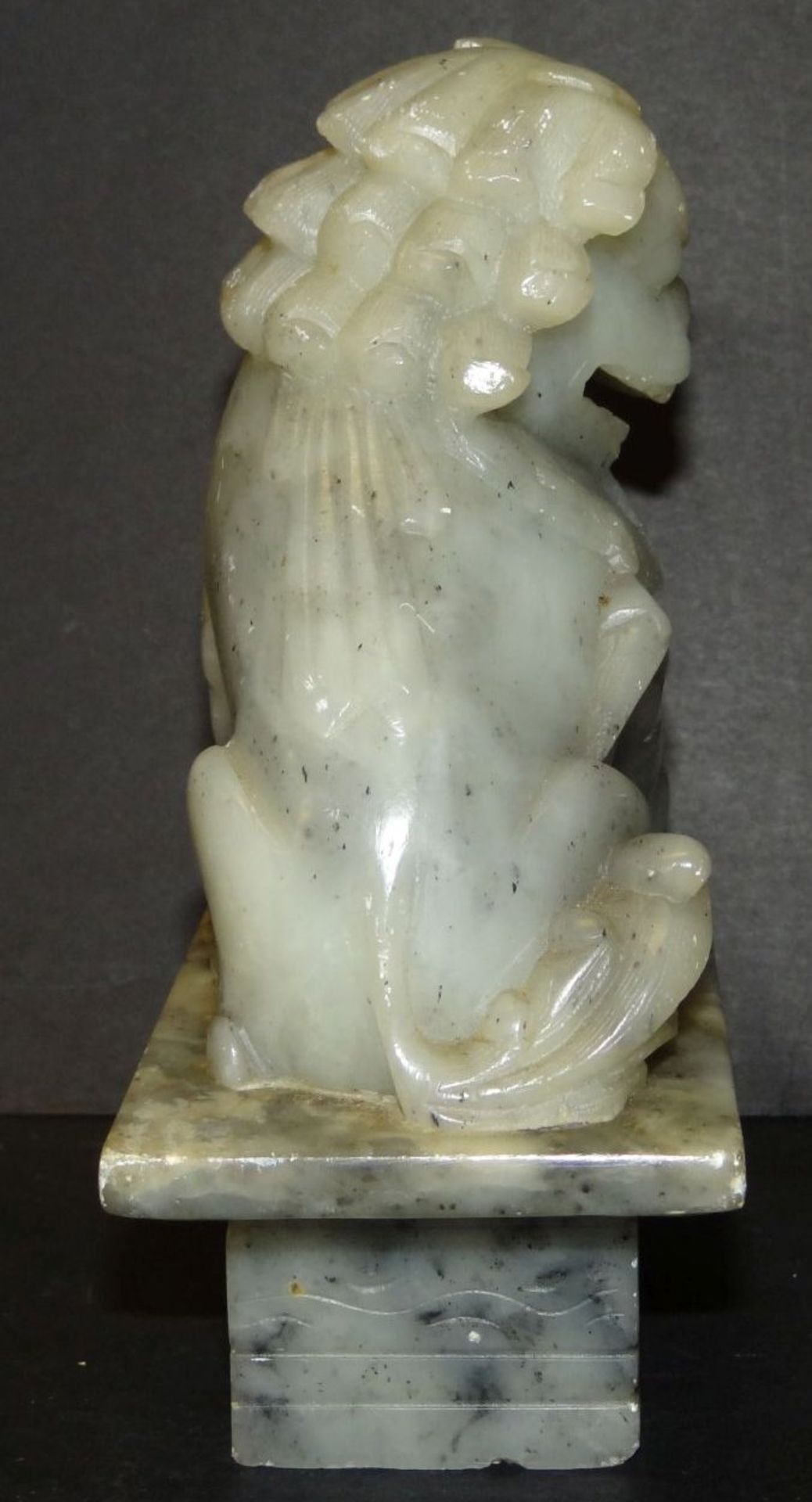 Speckstein-Schnitzerei, Fo-Hund auf Sockel, kl. Abplatzer etc., H-14,5 cm, China - Bild 4 aus 6