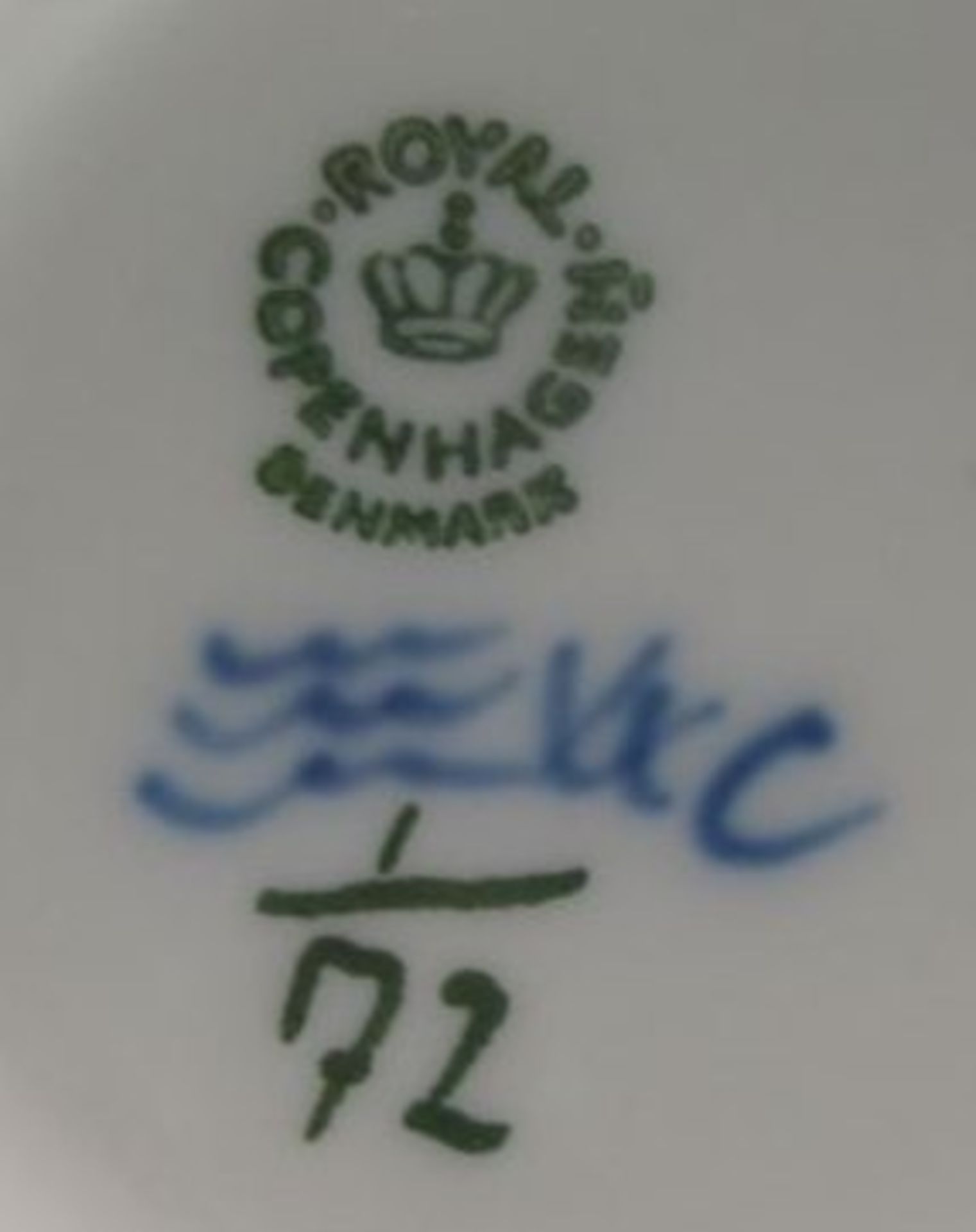 Kakaotasse mit U.T., Royal Copenhagen, handbemalt, Musselmalet, gerippt, 1. W., Tasse H-10cm. - Bild 3 aus 3
