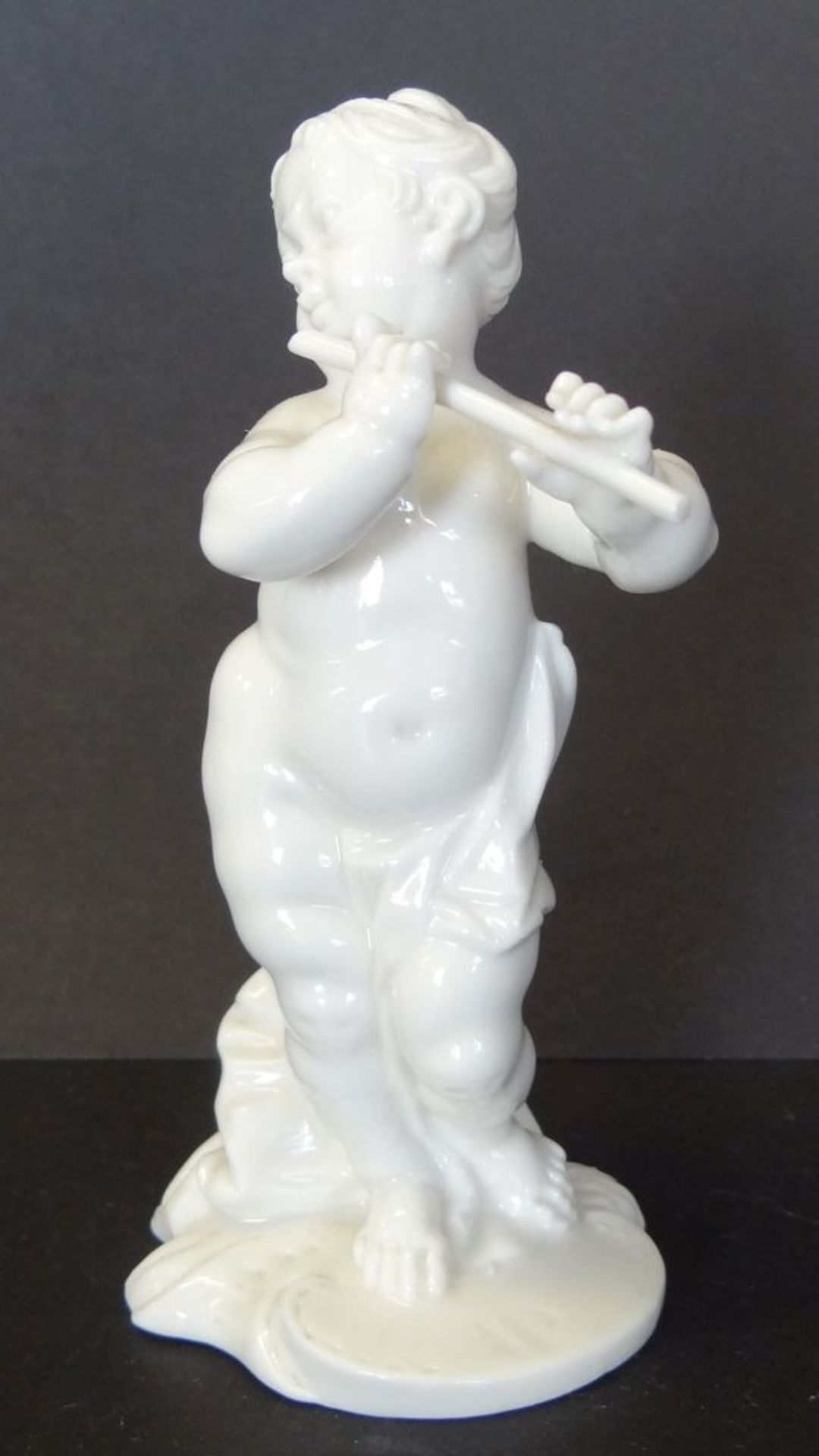 Flötenspielender Putto "Nymphenburg" weiss, H-10 cm, guter Zustan - Bild 2 aus 5