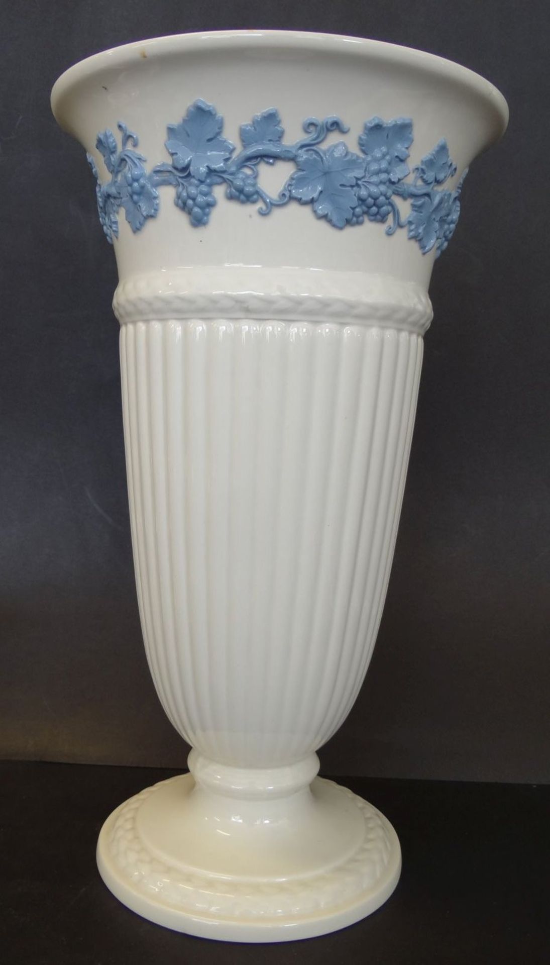 hohe Vase auf Stand "Wedgwood", H-33 cm, D-19 cm