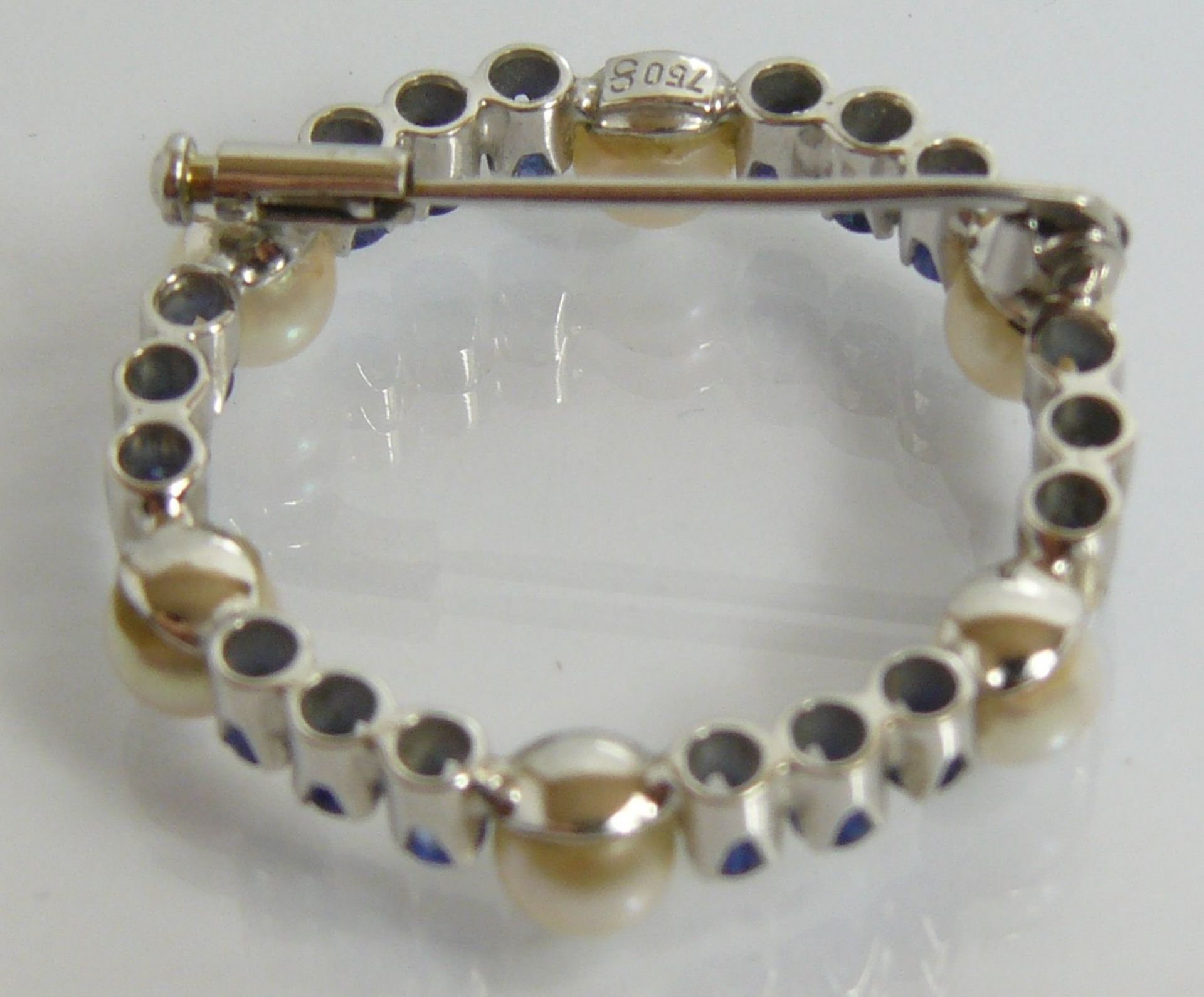 WG-Brosche-750-, mit Perlen und Saphiren,5,59gr.,D-2,9cm, - Bild 2 aus 2