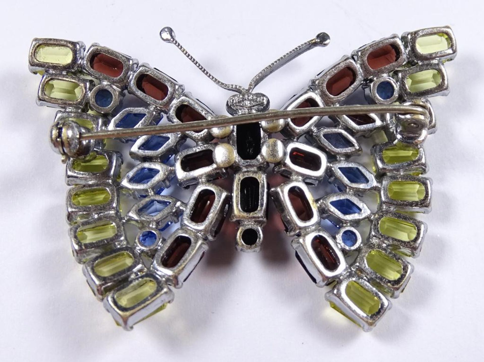 Brosche in Form eines Schmetterlings,versilbert, mit Farbsteinen, 5,0x3,8cm - Bild 2 aus 3