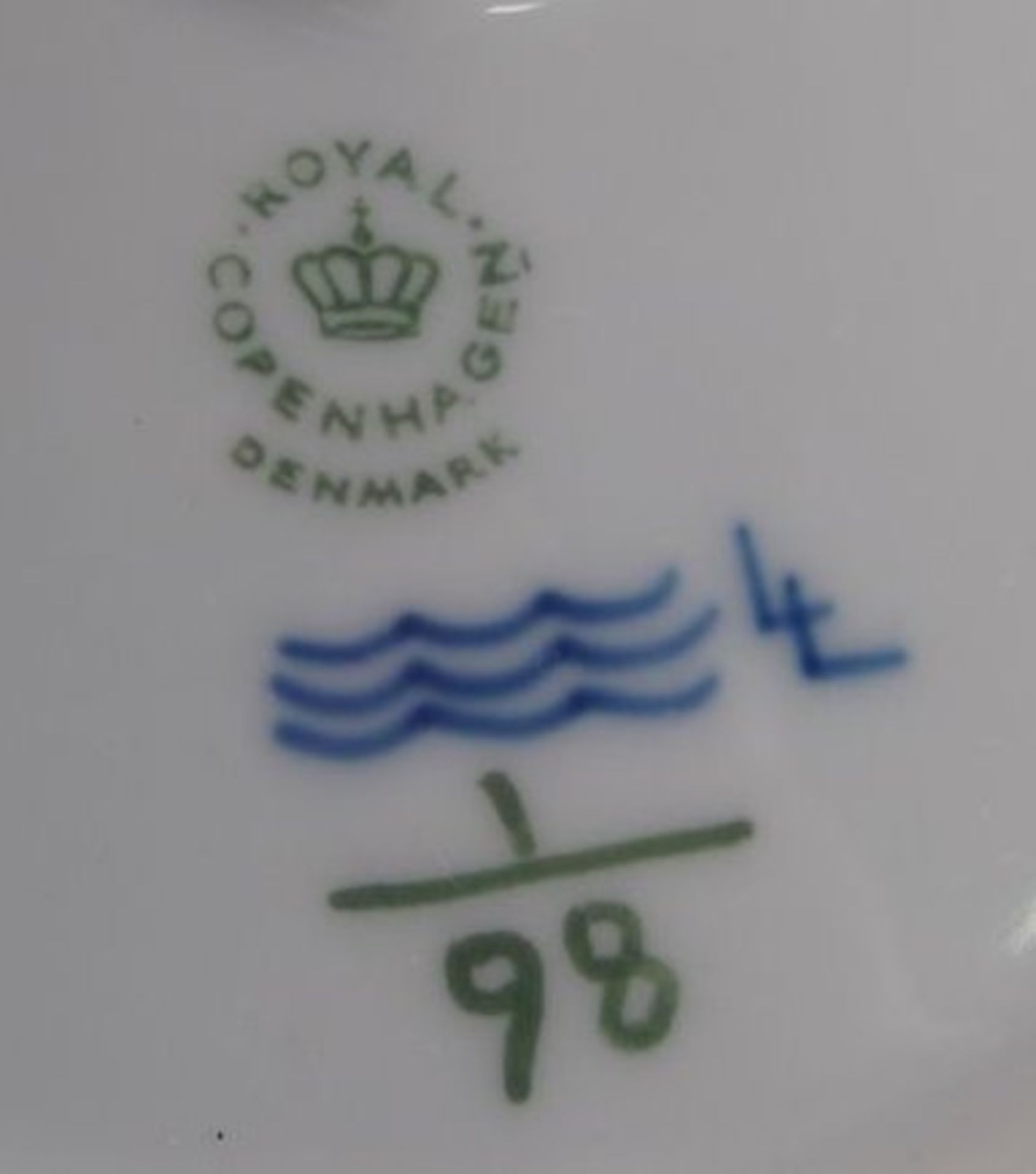 ovale Platte, Royal Copenhagen, handbemalt, Musselmalet, gerippt, 1. W., 33,5 x 25cm. - Bild 2 aus 2