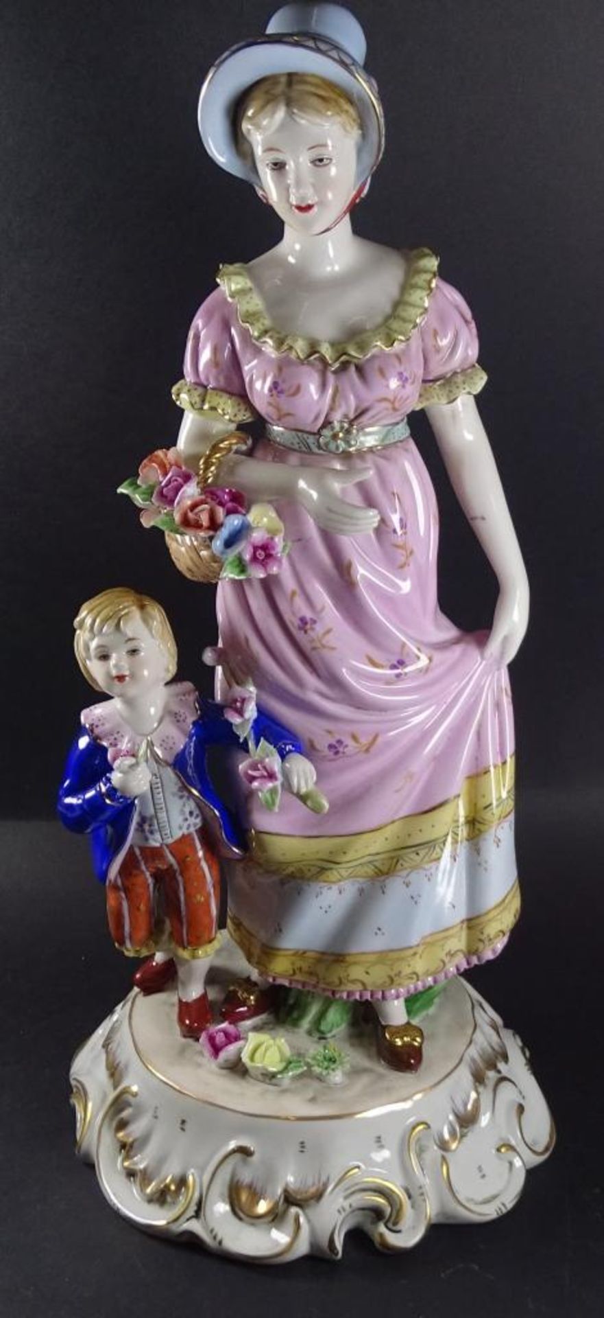 hohe Figur (30 cm) Junge Mutter mit Kind, bemalt, Meissen-Nachahmung,