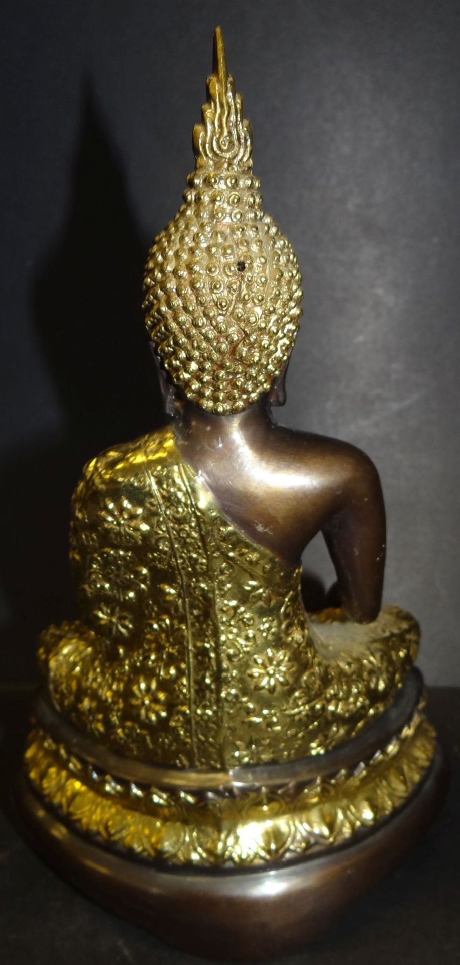 Bronze-Buddha, tw. feuervergoldet, H-21,5 cm - Bild 3 aus 4