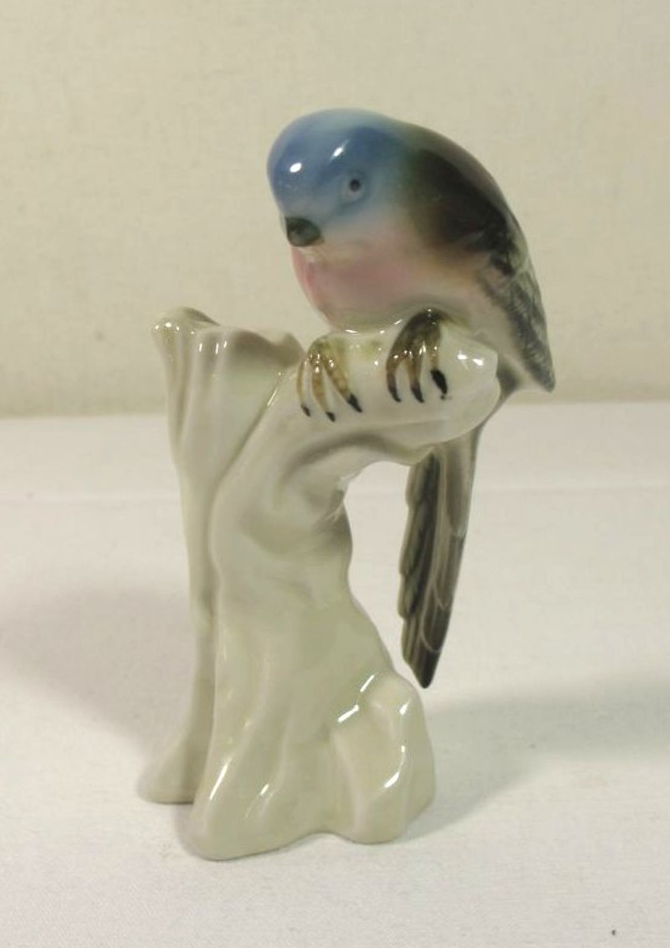 Figur, Vogel auf Ast, Tiefenfurth, Unterglasurfarben, H-10,5cm.