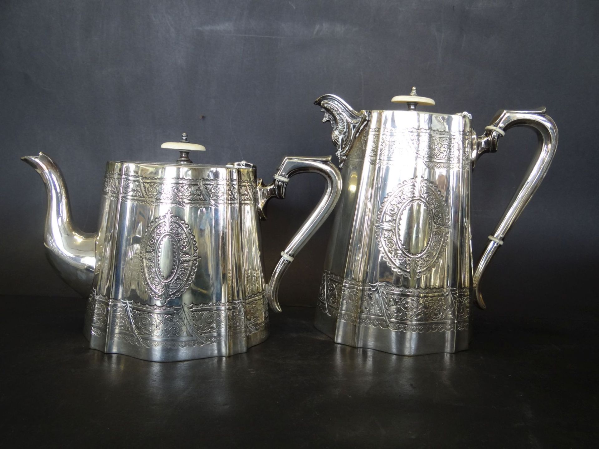 4 tg. Kaffee-Teeset, versilbert, wohl Sheffield um 1920, gut erhalten, H-20 cm - Bild 6 aus 6