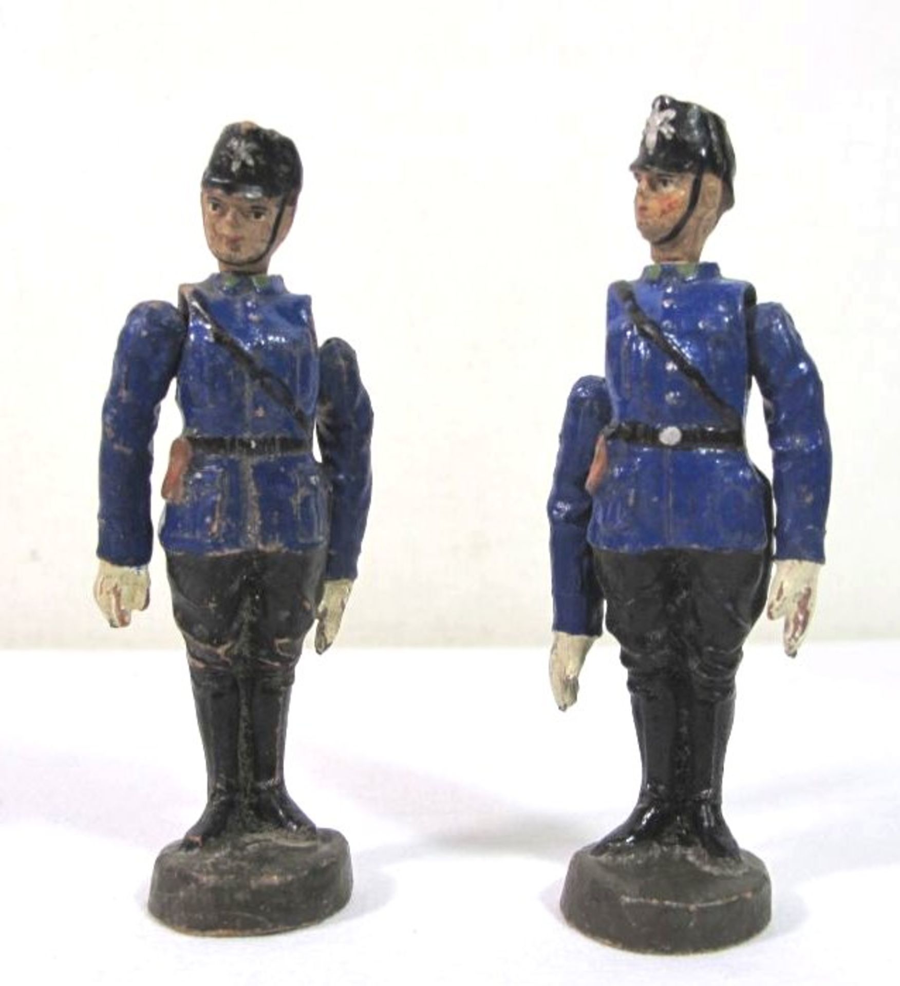2x alte Polizei-Figuren, Elastolin, Alters-u. Gebrauchsspuren, ca. H-10,5cm.
