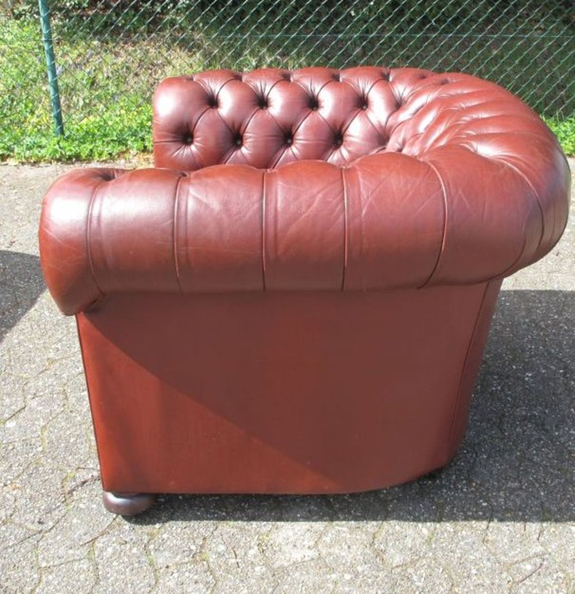 Chesterfield-Sessel, rotbraunes Leder, dieses mit Gebrauchsspuren, H-72cm Sh-47cm B-104cm. - Bild 2 aus 5