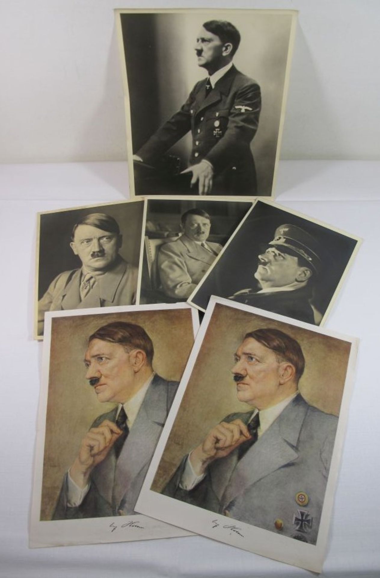 4x Fotografien sowie 2x Drucke "Adolf Hitler", verso Stempel "Photo Hoffmann, München", Größte 30