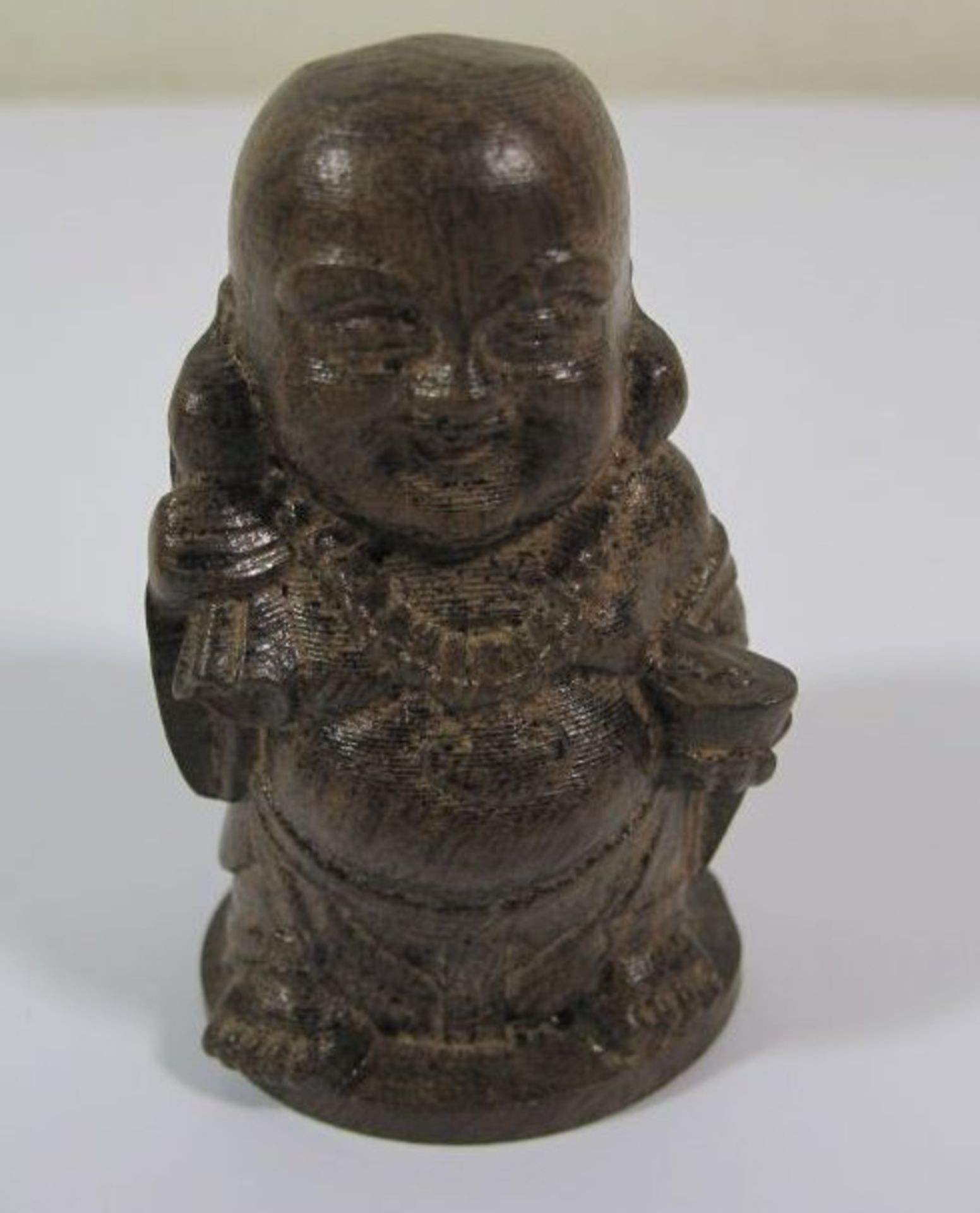 kl. Holzschnitzerei, Buddha, wohl Talismann, China ?, H-6,5cm.