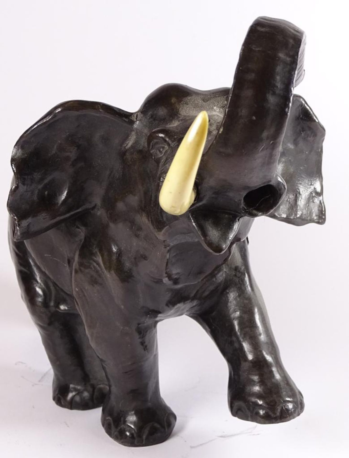 Bronze "Elefant" mit erhobenen Rüssel, ein Stosszahn fehlt, H-19 cm, L-26 c - Bild 2 aus 3