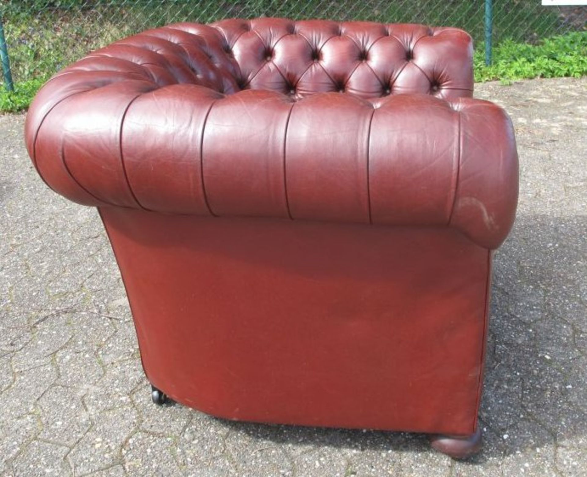 Chesterfield-Sessel, rotbraunes Leder, dieses mit Gebrauchsspuren, H-72cm Sh-47cm B-104cm. - Bild 4 aus 5