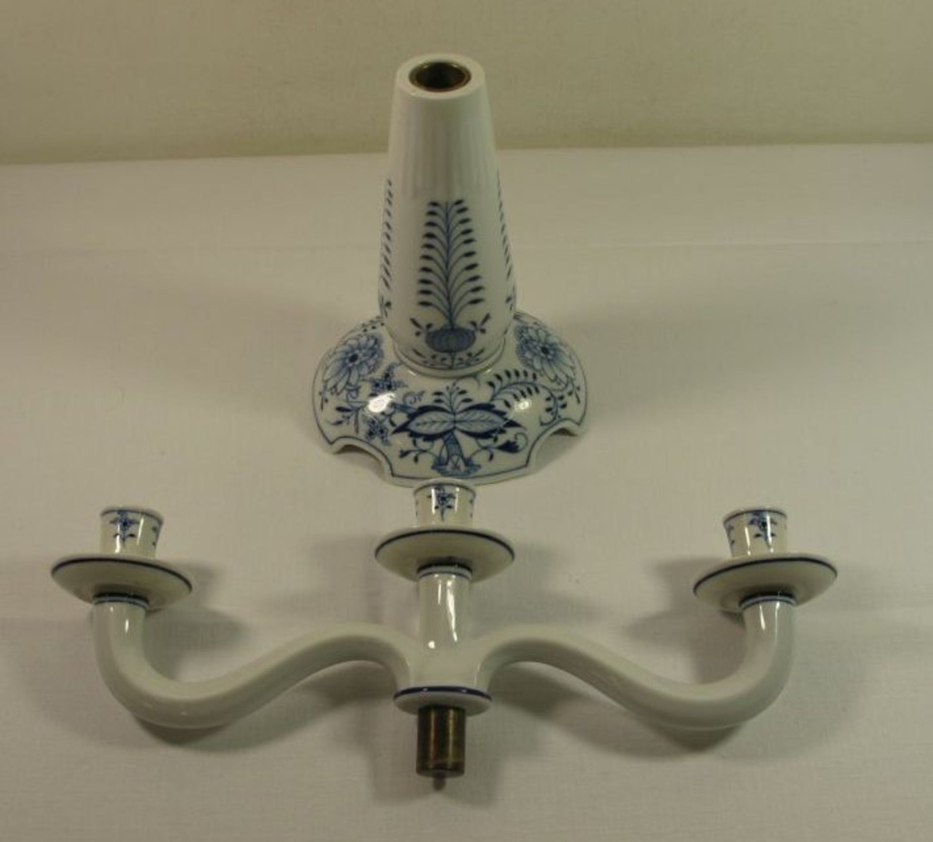 3flammiger Leuchter "Meissen", Schwertermarke, Zwiebelmuster, Stand geklebt, H-28cm B-33cm. - Bild 2 aus 3