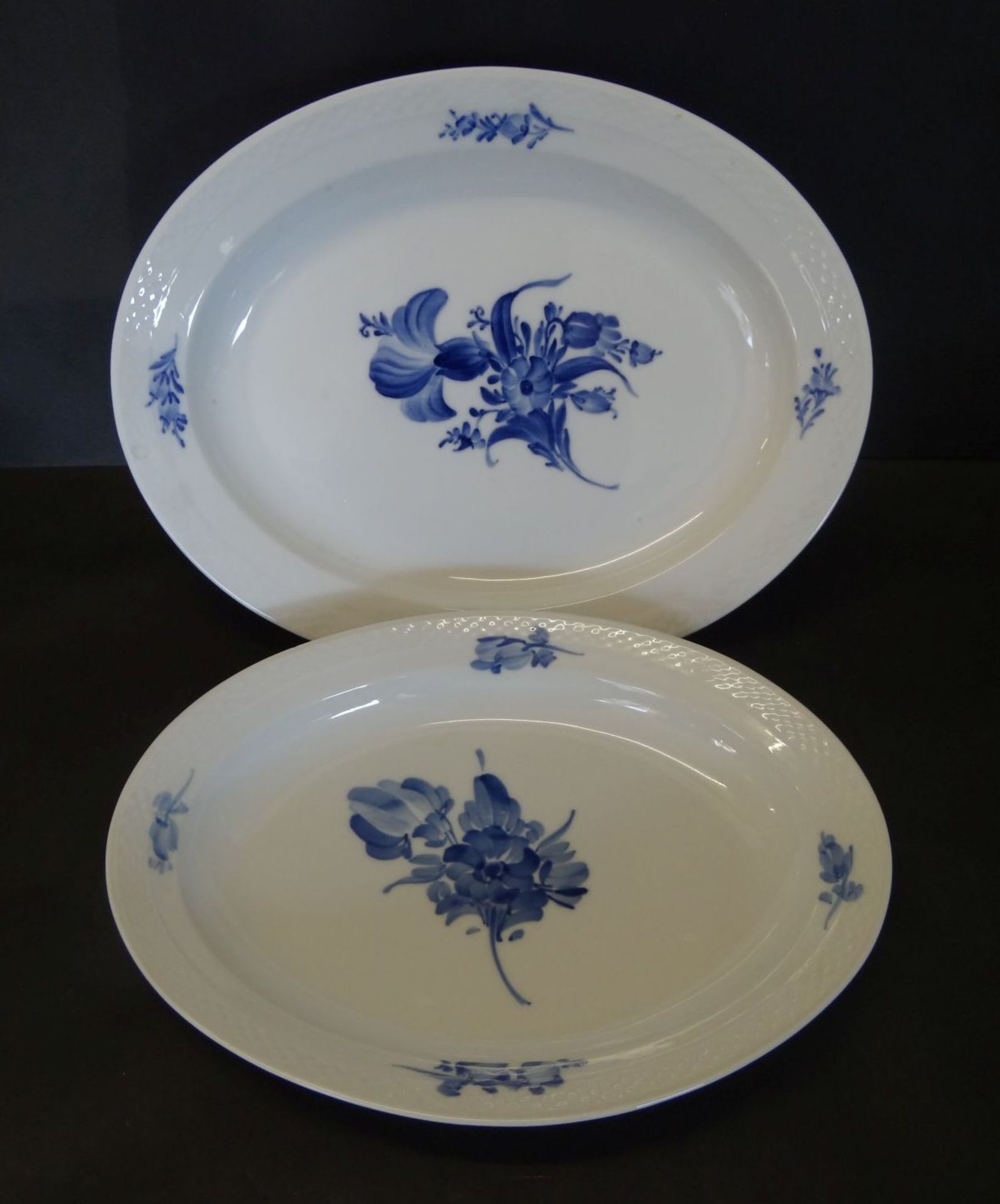 2x ovale Platten "Royal Copenhagen" blaue Blumen, 38x30 und 33x25 cm
