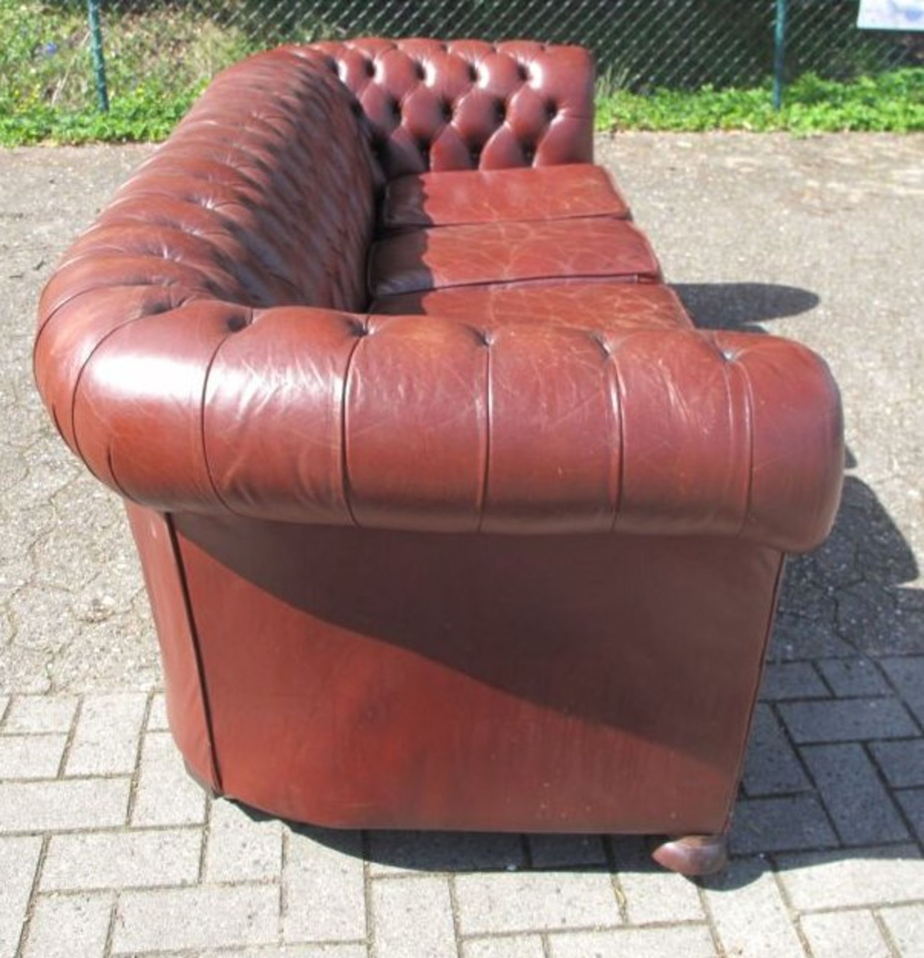 gr. Chesterfield-Sofa, 20. Jhd., rotbraunes Leder, Gebrauchsspuren, H-72cm B-228cm Sh-47cm. - Bild 3 aus 6