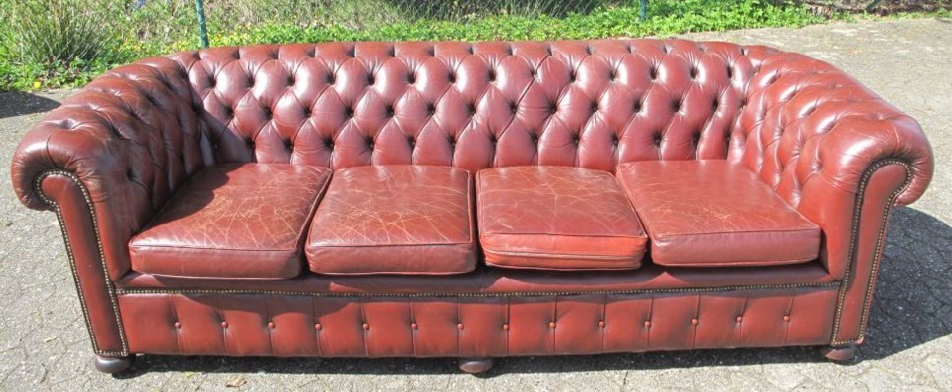 gr. Chesterfield-Sofa, 20. Jhd., rotbraunes Leder, Gebrauchsspuren, H-72cm B-228cm Sh-47cm.