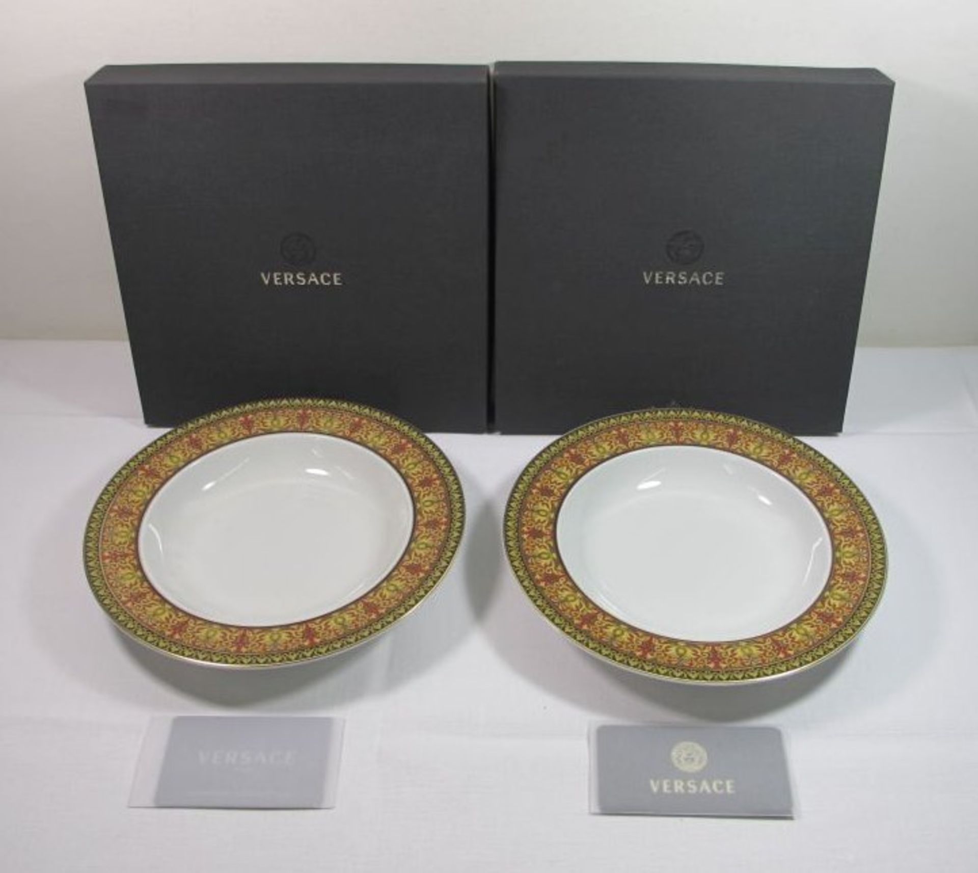 2x tiefe Teller "Rosenthal", Versace, Dekor Medusa, orig. Kartons, je D-22,5cm.