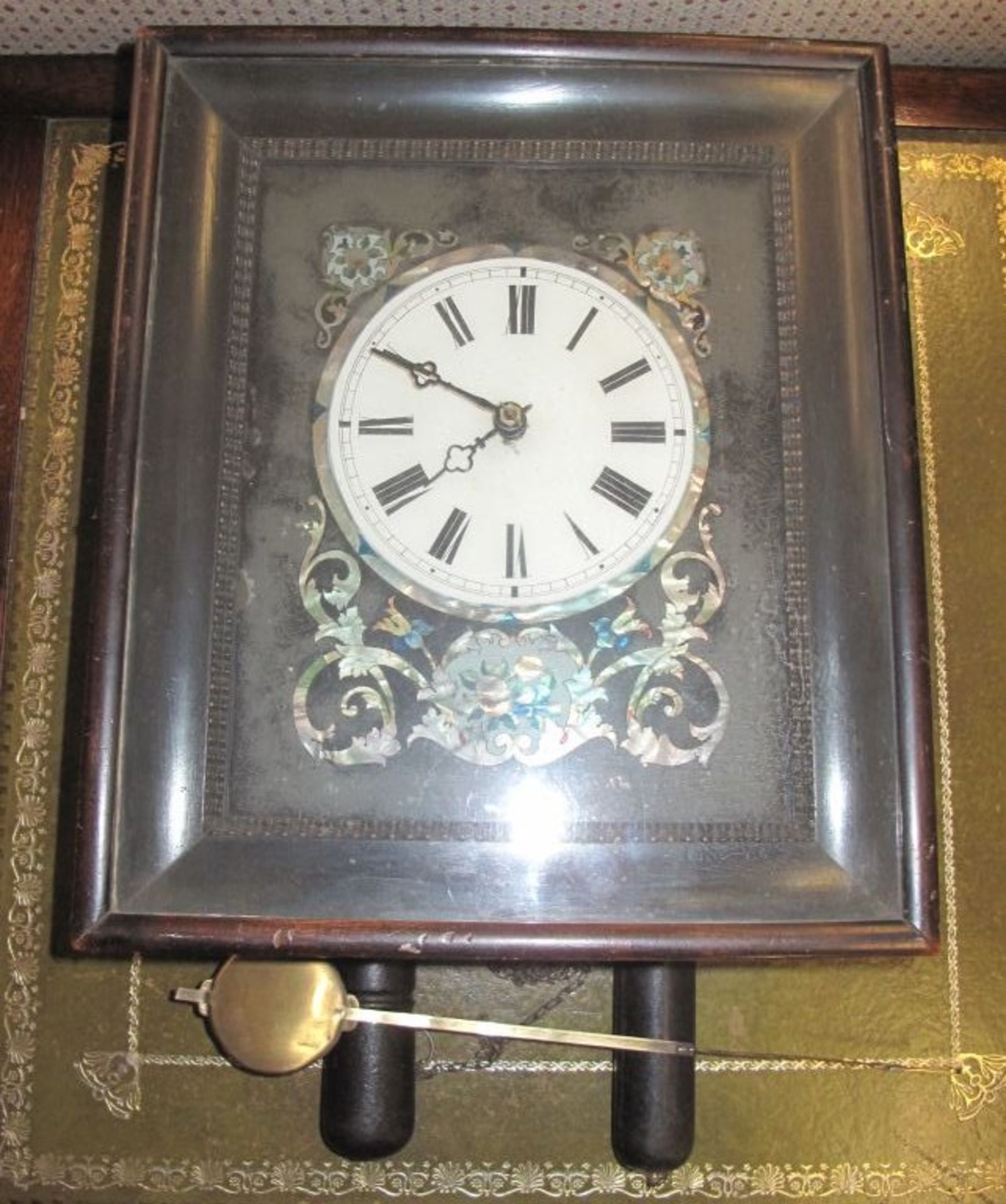 Wanduhr, 19. Jhd., Perlmutteinlagen, Werk läuft an (reinigungsbed.), H-35cm B-30cm T-13cm.