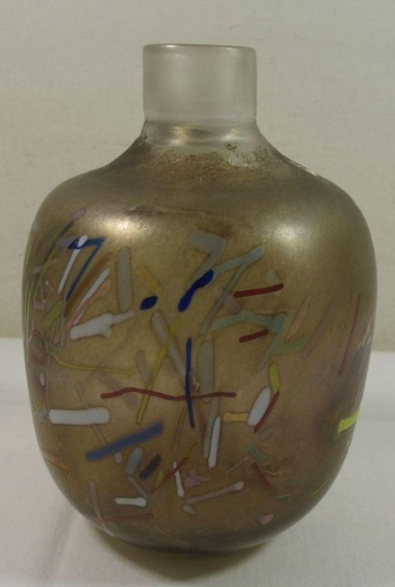 Kunstglasvase, wohl Kosta Boda, farbige Einschmelzungen, H-17cm.