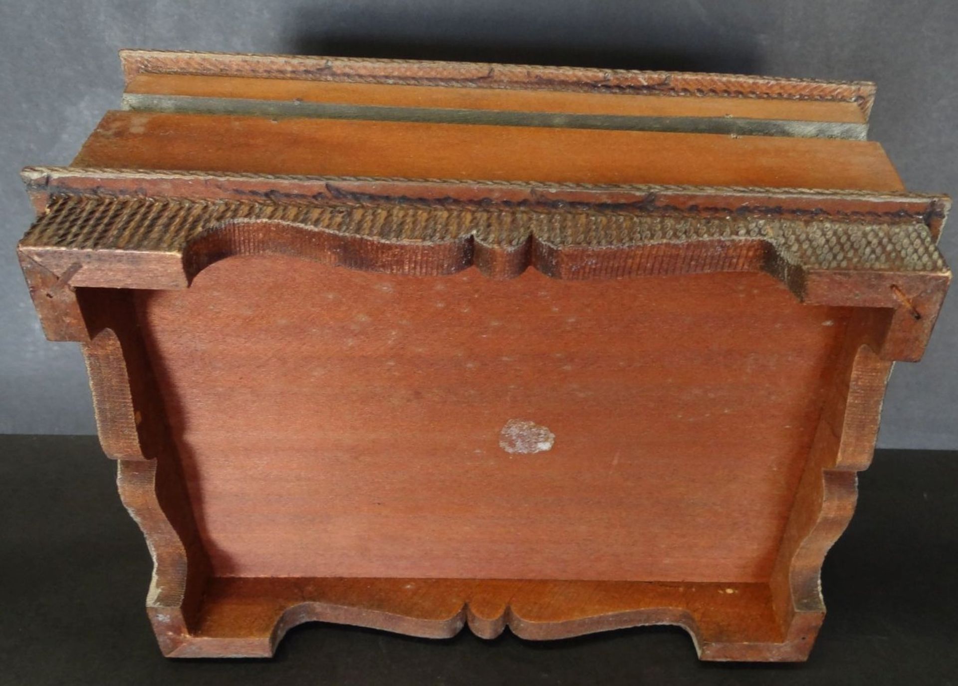 Holzkasten mit Kerbschnitzerei um 1920, mit Schlüssel, H-9 cm, 20x14,5 c - Bild 4 aus 4