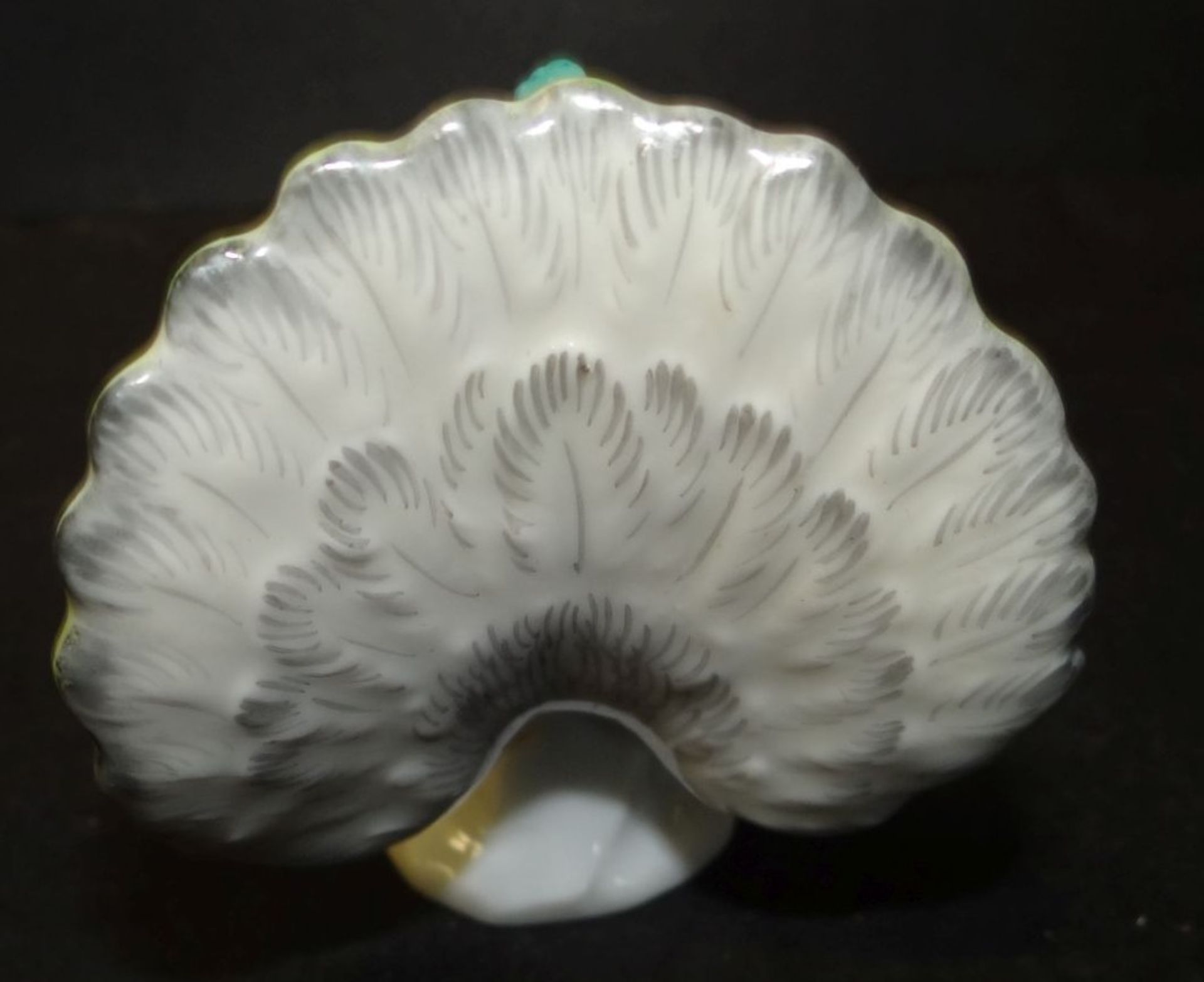 kl. Pfau "Meissen" bemalt, Schwertermarke um 1925, 1.Wahl, H-5,5 cm - Bild 3 aus 4