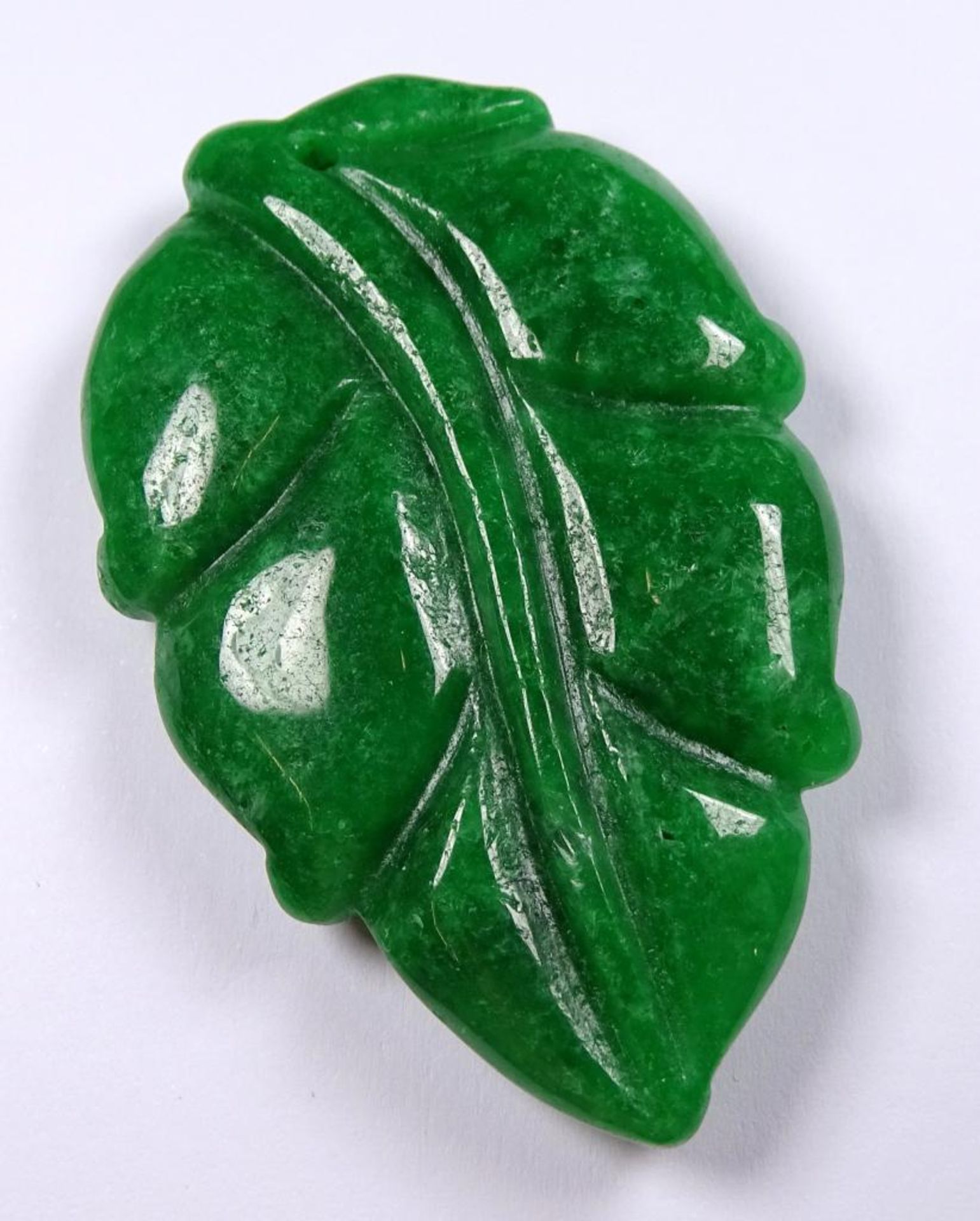 Jade-Anhänger Blatt, aus grüner Jade, 5,30 x 3,40 cm, 25,80g