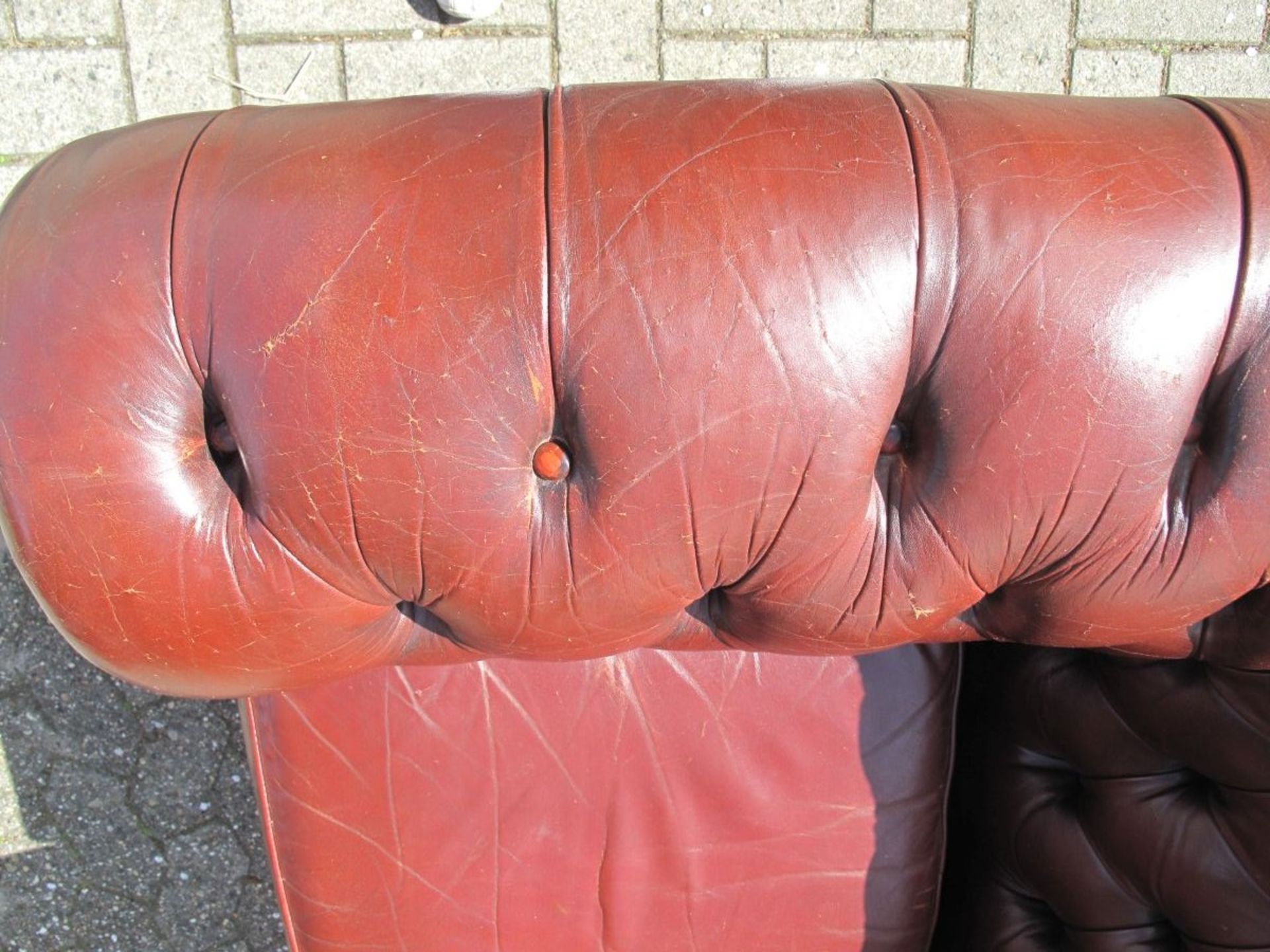 Chesterfield-Sessel, rotbraunes Leder, dieses mit Gebrauchsspuren (1x gr.Kratzer), H-72cm Sh-47cm - Bild 6 aus 7