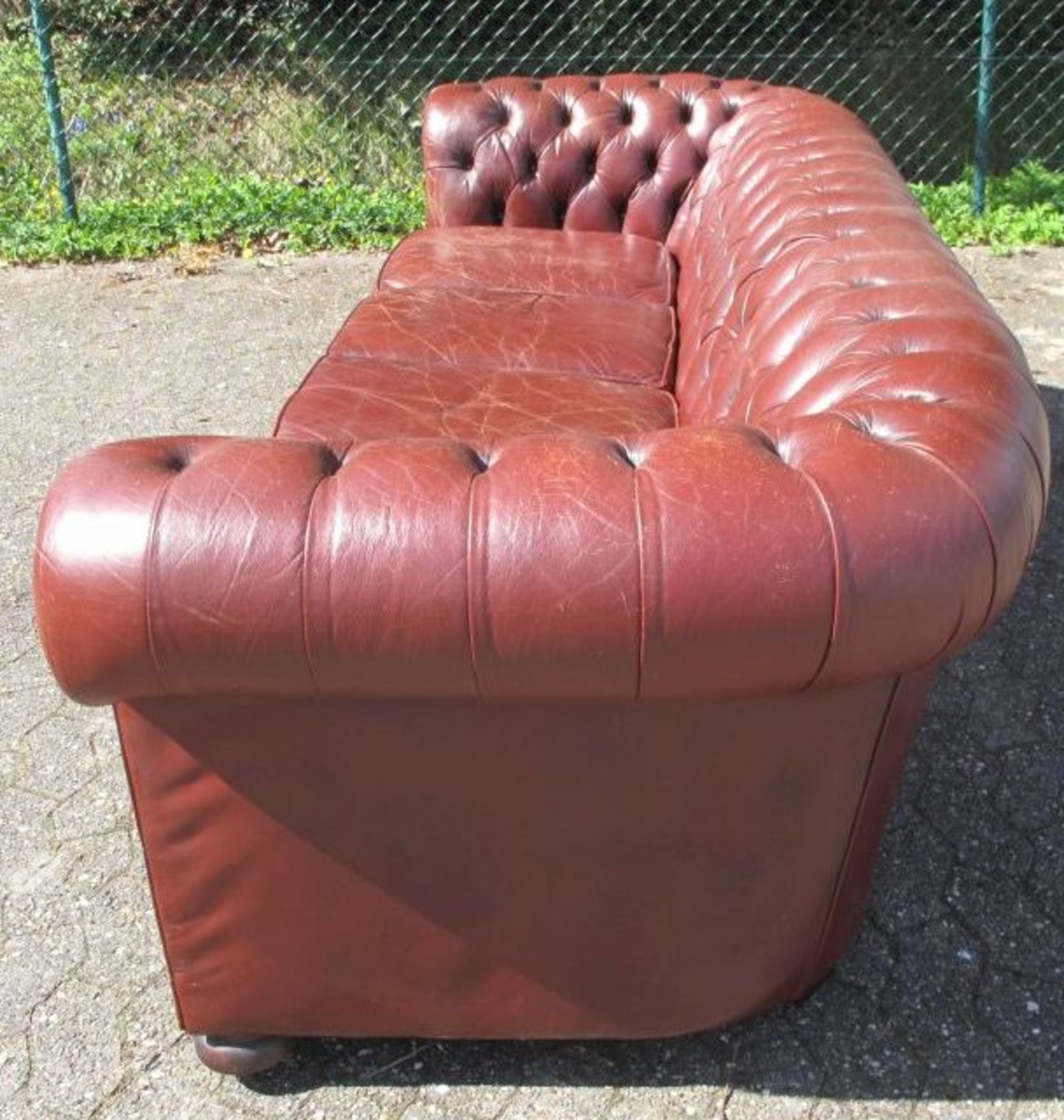 gr. Chesterfield-Sofa, 20. Jhd., rotbraunes Leder, Gebrauchsspuren, H-72cm B-228cm Sh-47cm. - Bild 2 aus 6