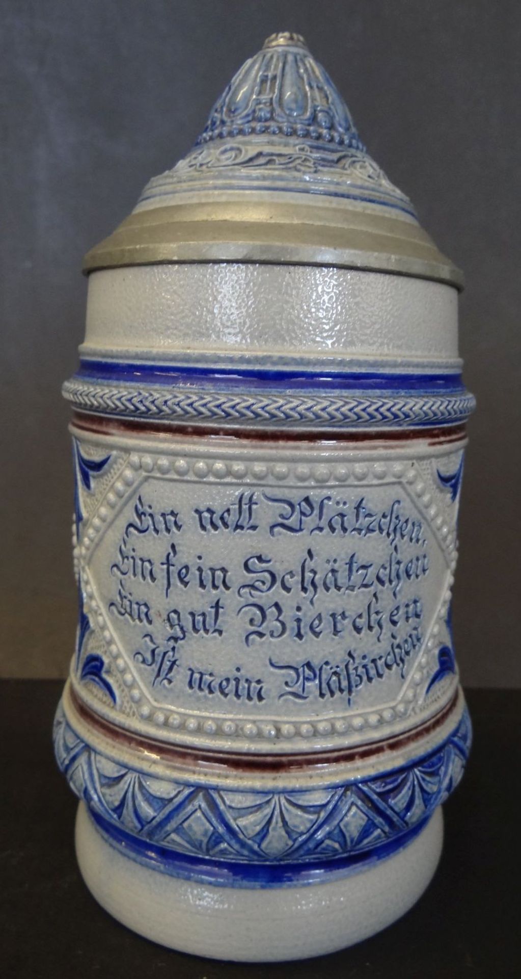 Westerwälder Bierkrug mit Spruch, Zinndeckel, Salzglasur, H-17 c