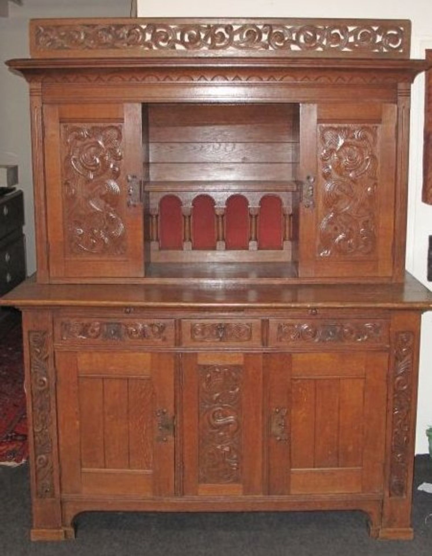 Aufsatzbuffet aus studentischem Zimmer, Türen mit student. Ornamenten, Braunschweig um 1920, H-203cm