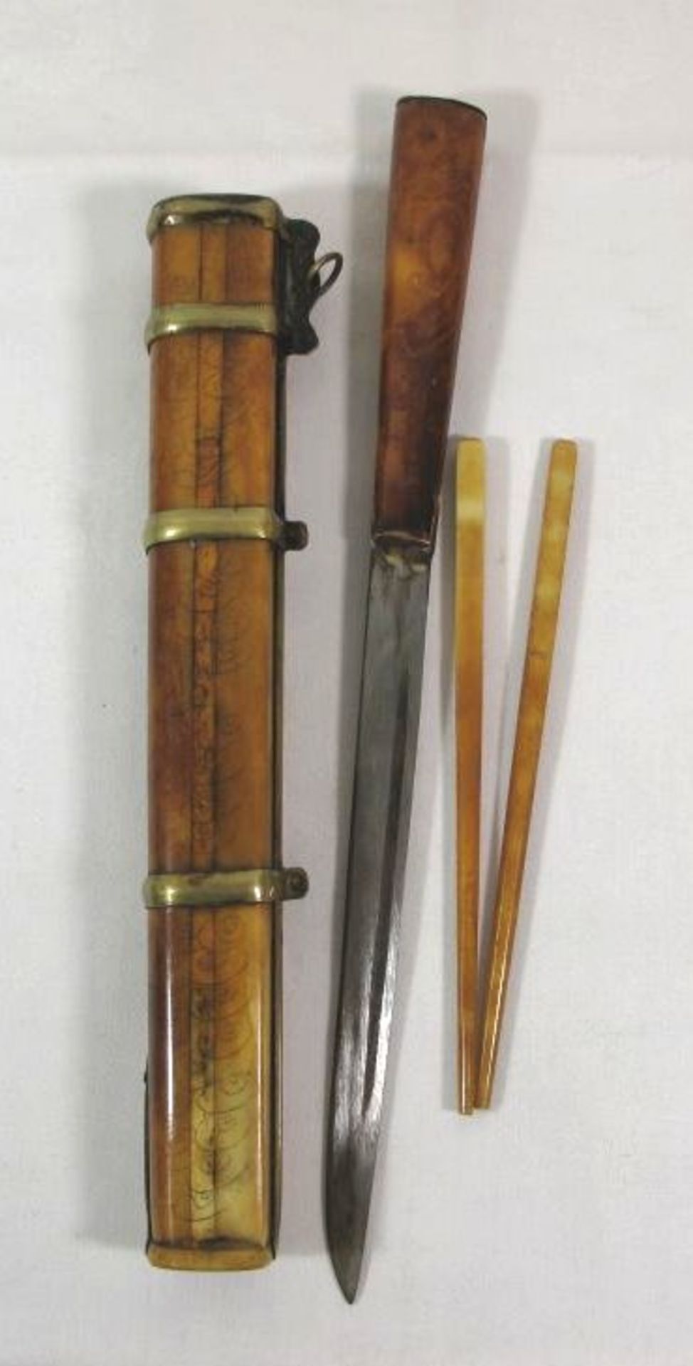 Reisebesteck m. Messer und Stäbchen, wohl Tibet, feine Gravuren, L-37cm. - Bild 3 aus 4