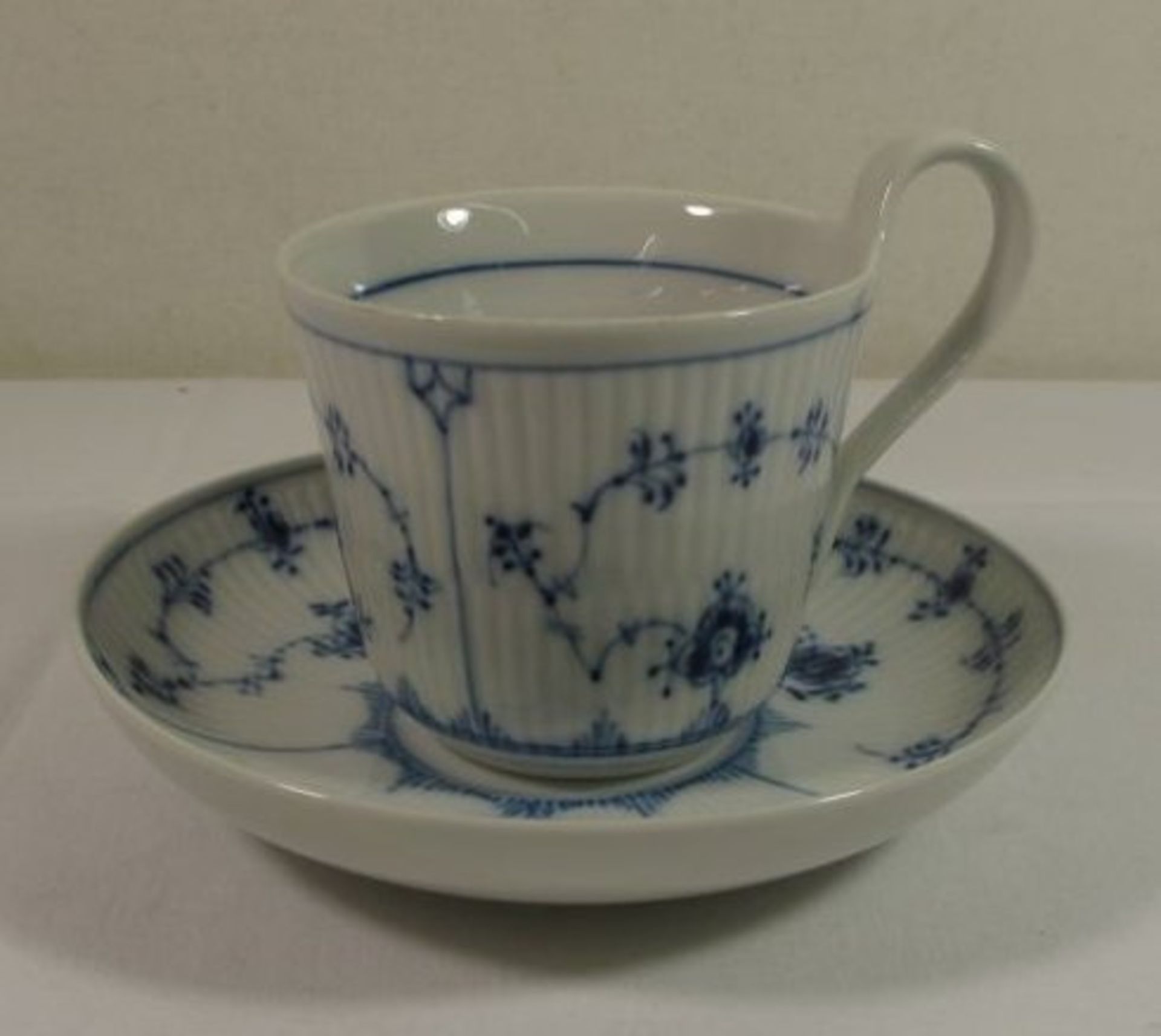 Kakaotasse mit U.T., Royal Copenhagen, handbemalt, Musselmalet, gerippt, 1. W., Tasse H-10cm.