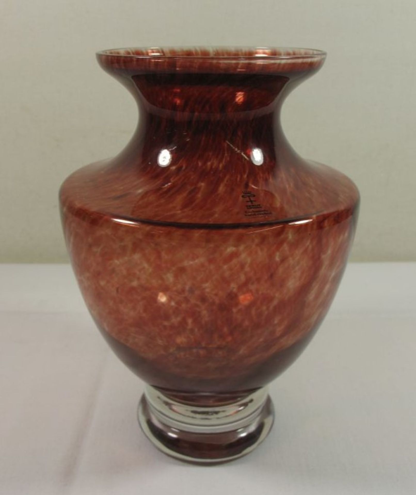 Vase, rot/klar, Etikett "Skruf, Sweden", H-20cm.