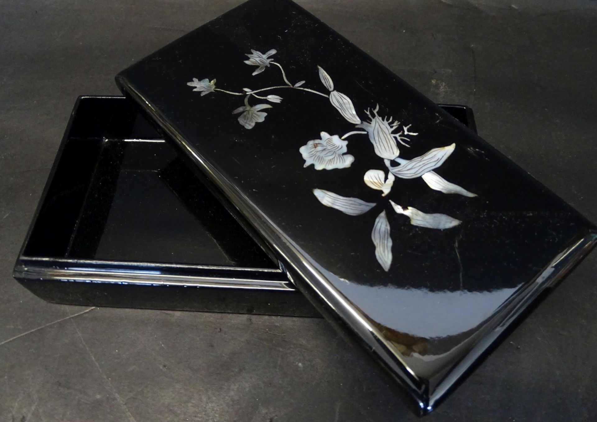 Lackdose, Deckel mit Perlmutteinlagen, H-4 cm, 9x18 cm - Bild 2 aus 3