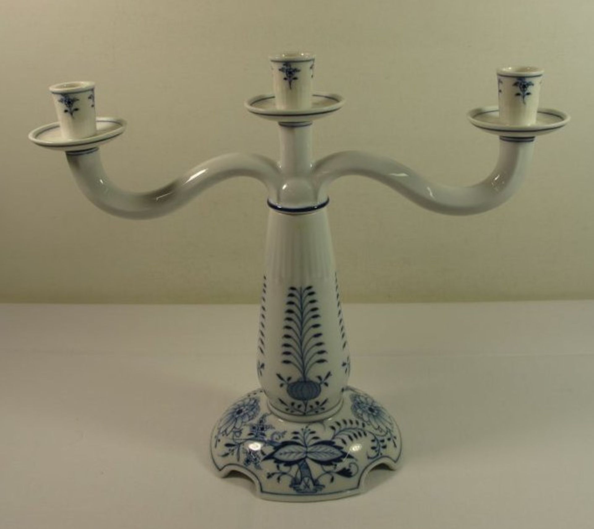 3flammiger Leuchter "Meissen", Schwertermarke, Zwiebelmuster, Stand geklebt, H-28cm B-33cm.