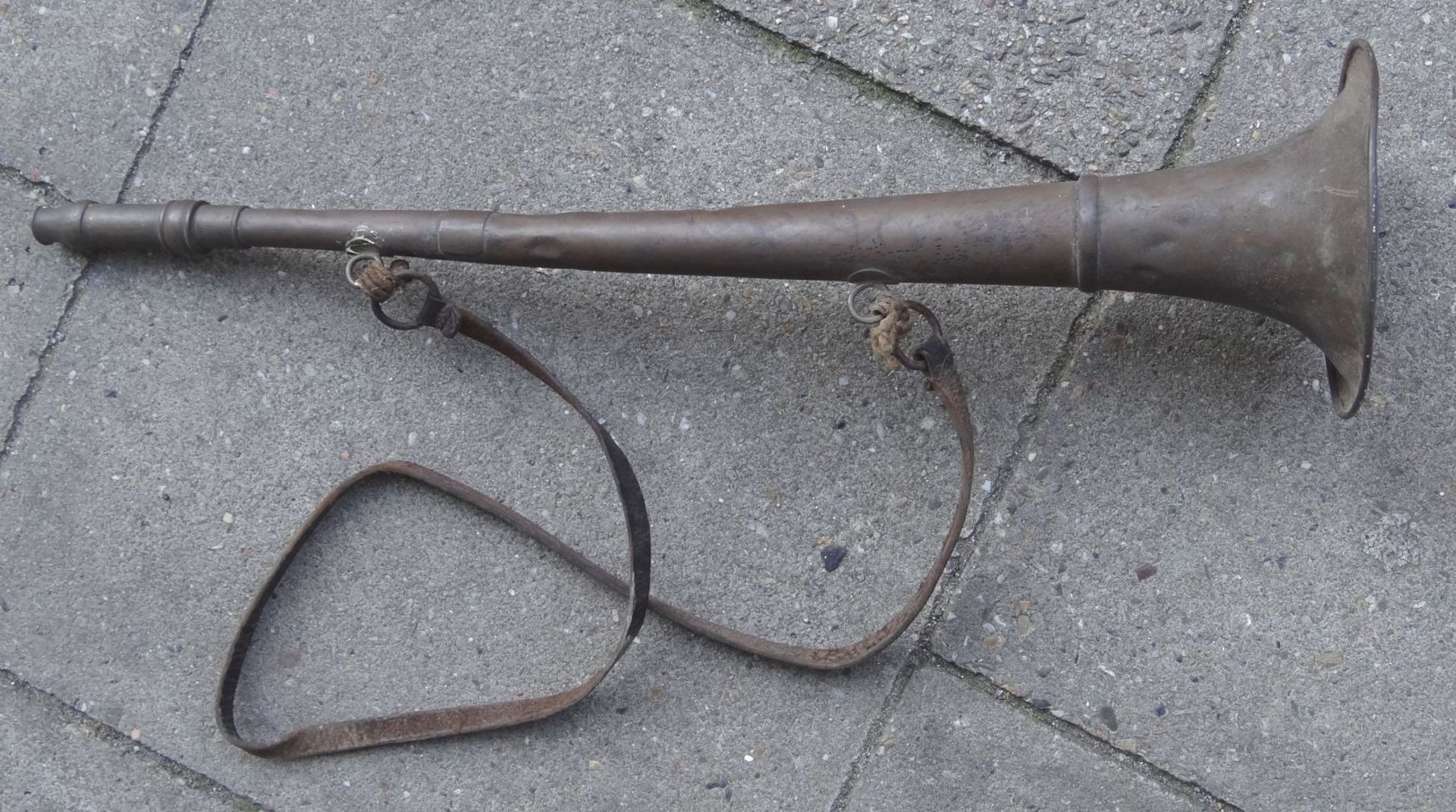 Kupfer Signalhorn mit Lederriemen, L-48 cm, Dellen etc