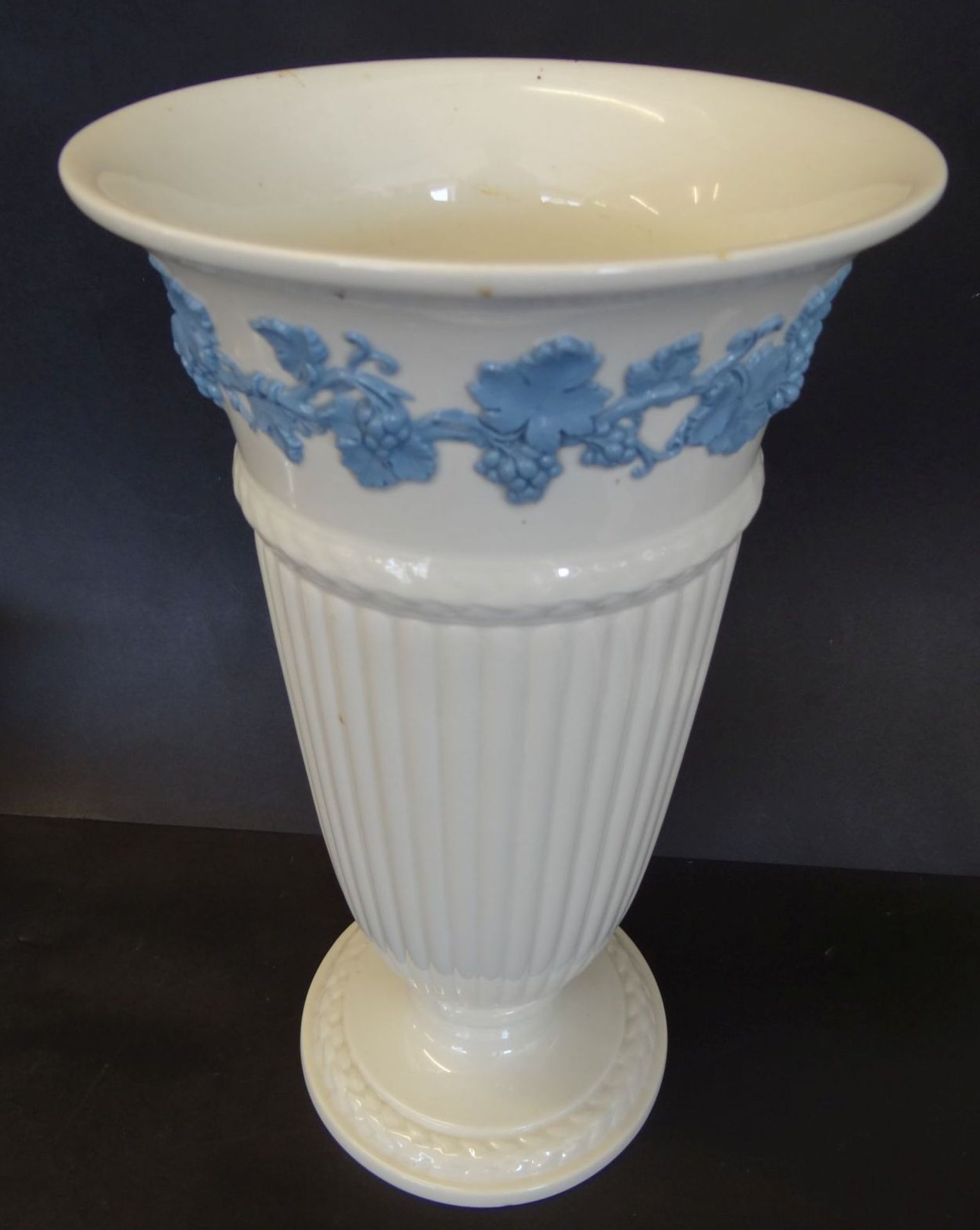 hohe Vase auf Stand "Wedgwood", H-33 cm, D-19 cm - Bild 3 aus 5