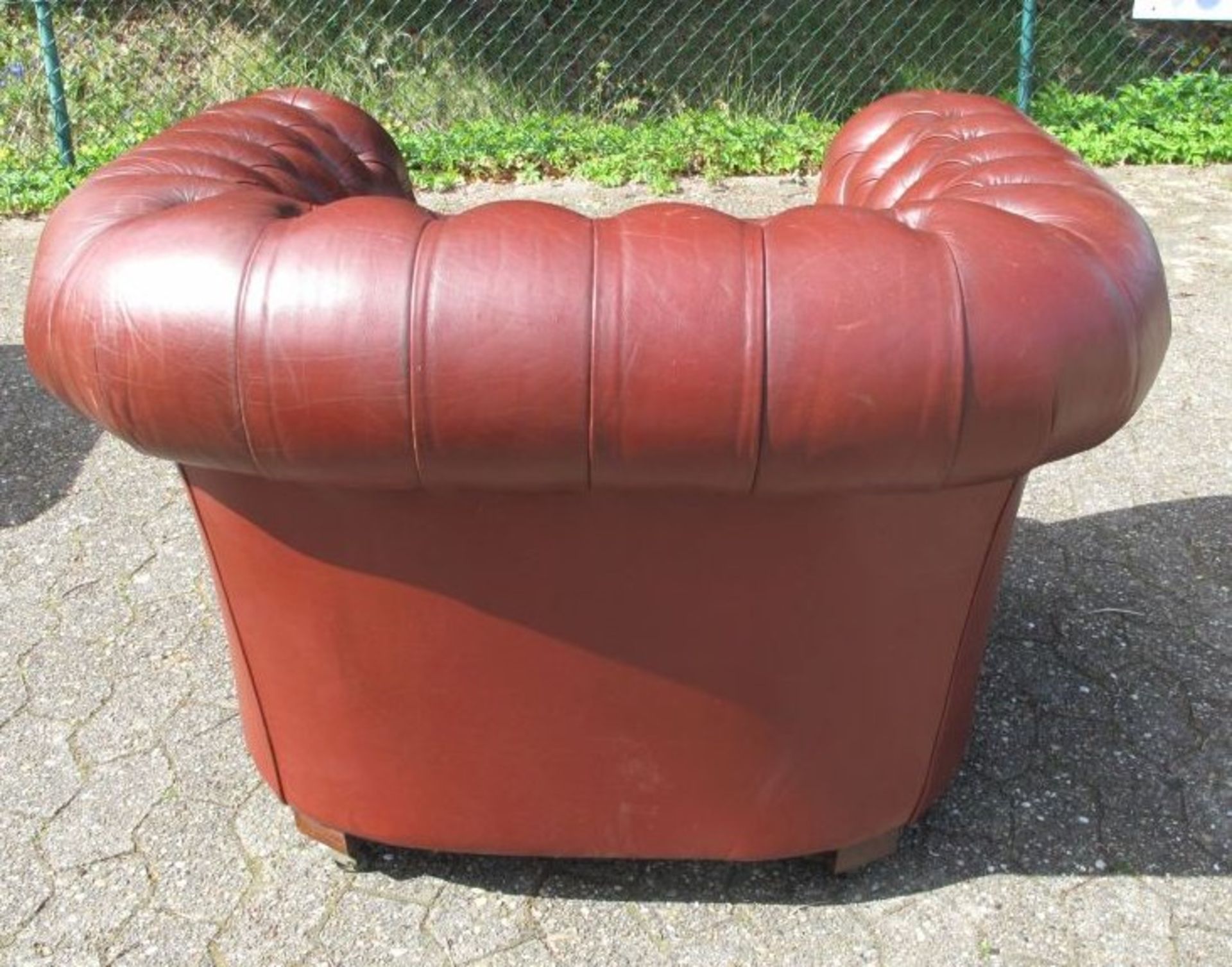 Chesterfield-Sessel, rotbraunes Leder, dieses mit Gebrauchsspuren, H-72cm Sh-47cm B-104cm. - Bild 3 aus 5