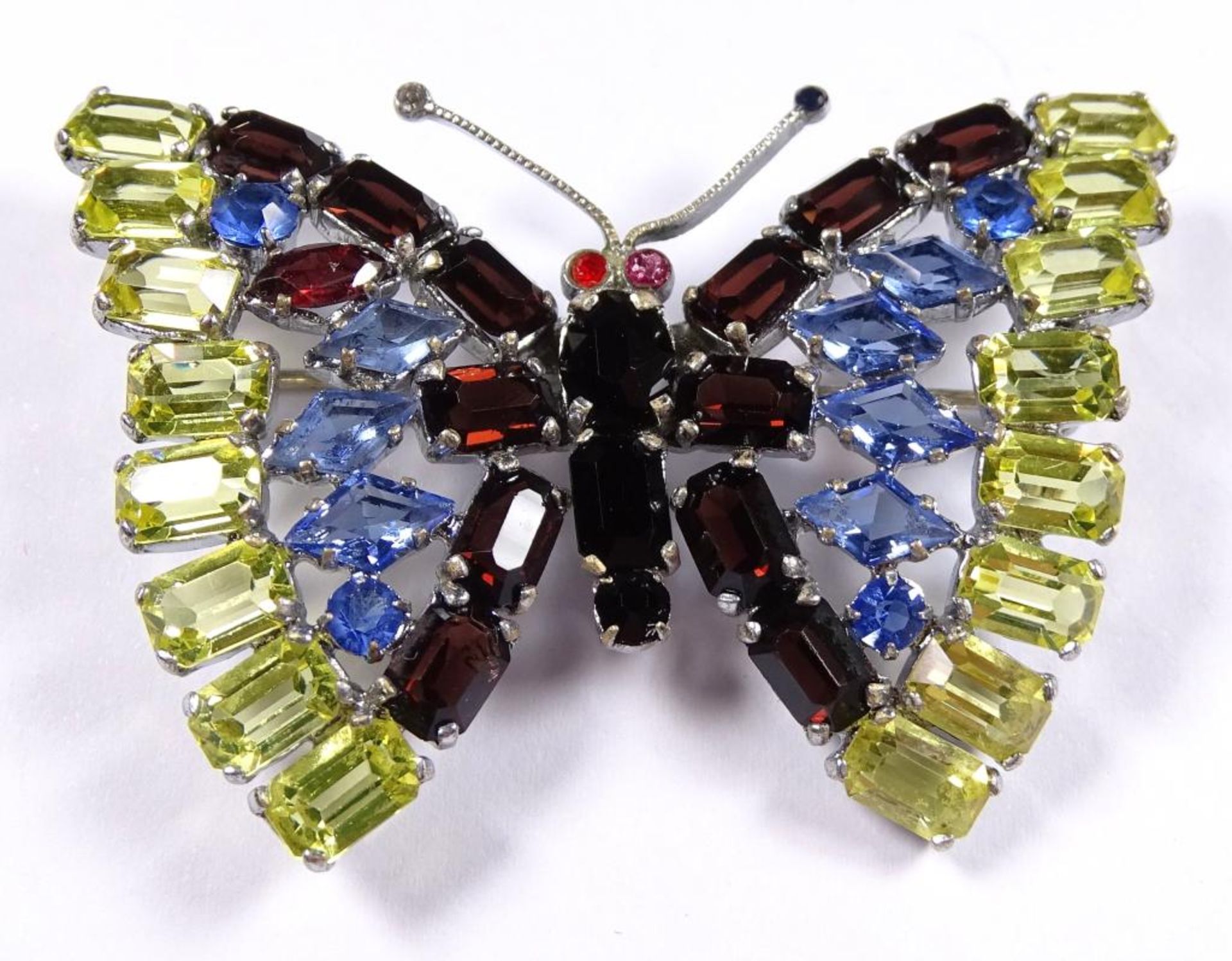 Brosche in Form eines Schmetterlings,versilbert, mit Farbsteinen, 5,0x3,8cm